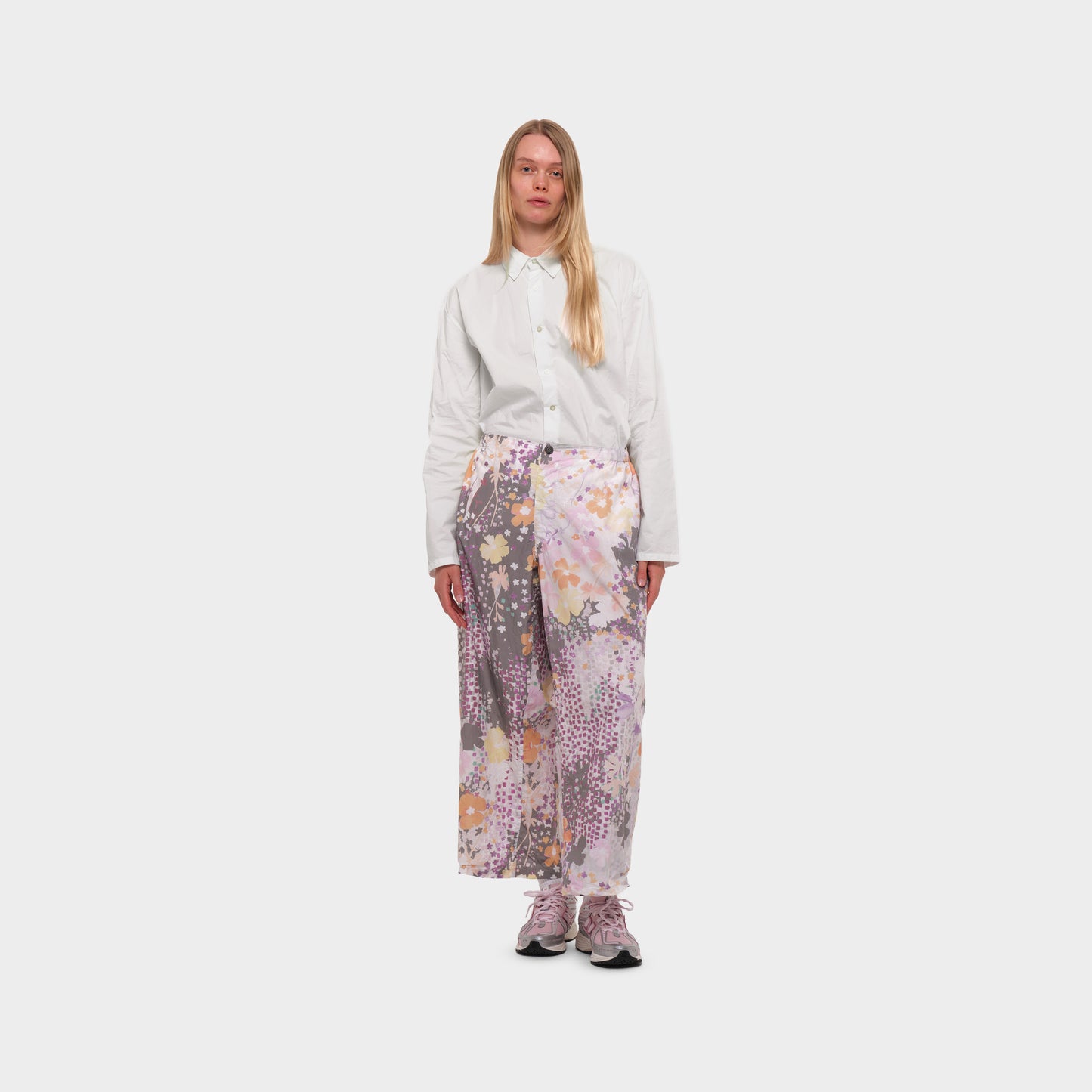 OMEN Hose Vita Popeline am model