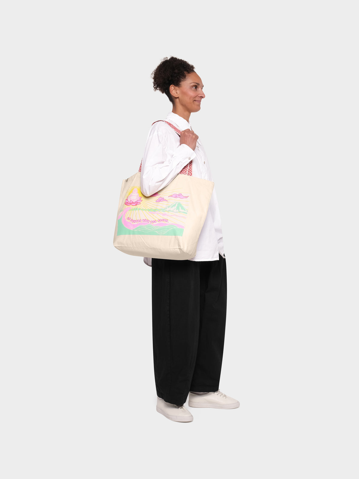 Kunoichi Shopping Bag am model