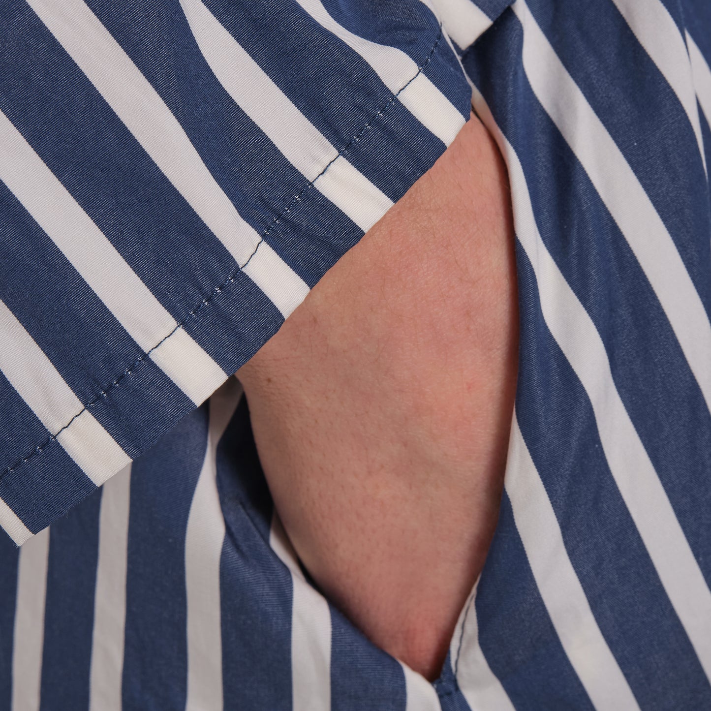 OMEN Kleid Bow Downing Organic am model