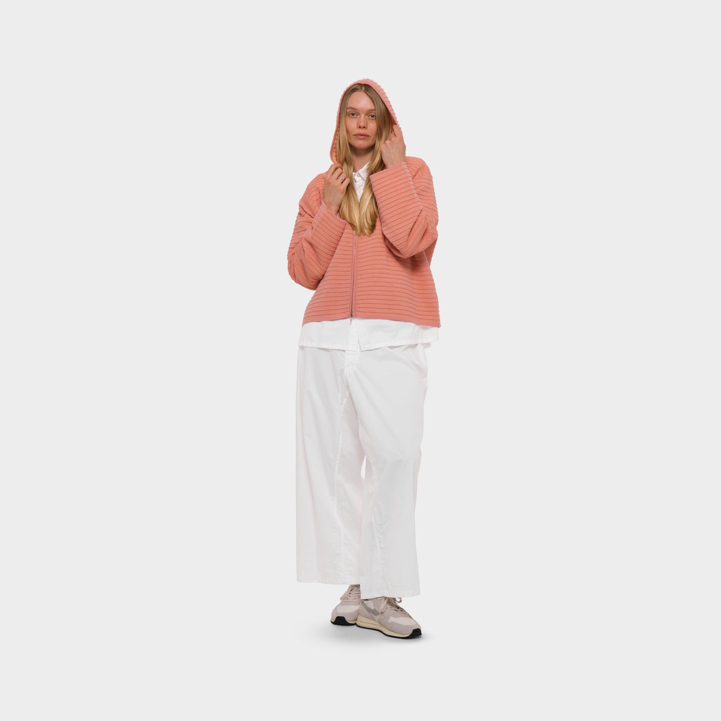 OMEN Strickjacke Philli Grid am model