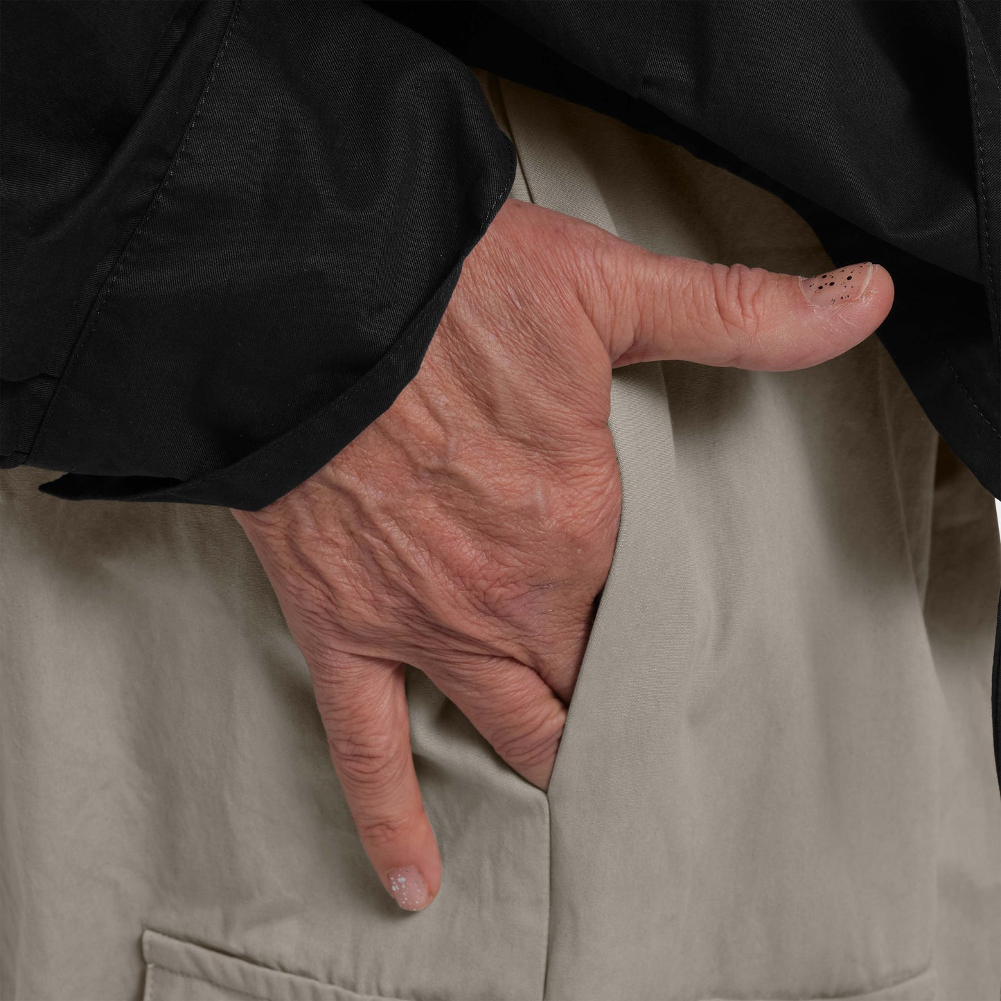 OMEN Hose Sarah Burlo am model