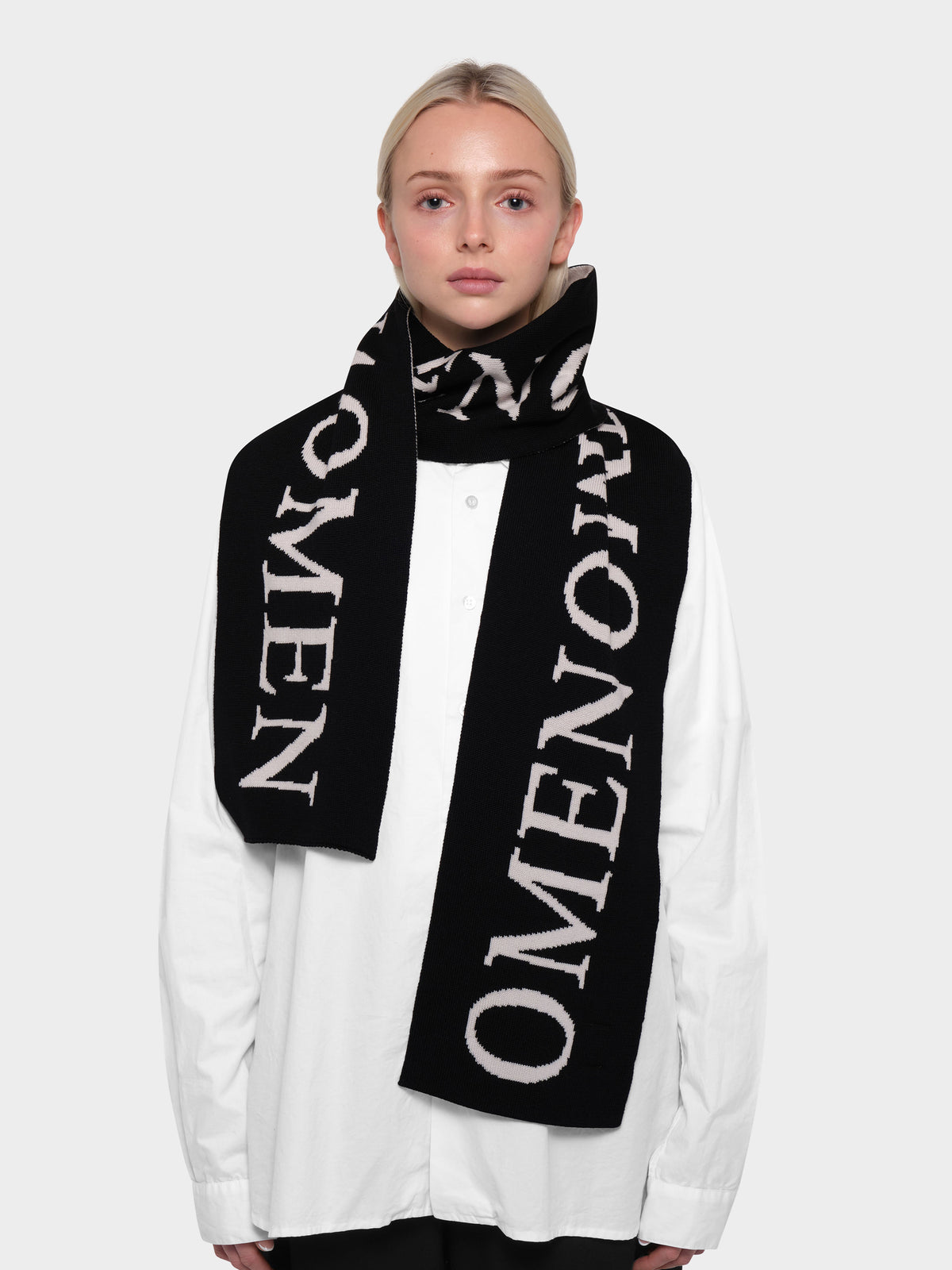 OMEN Schal OMEN Typ 8 am model