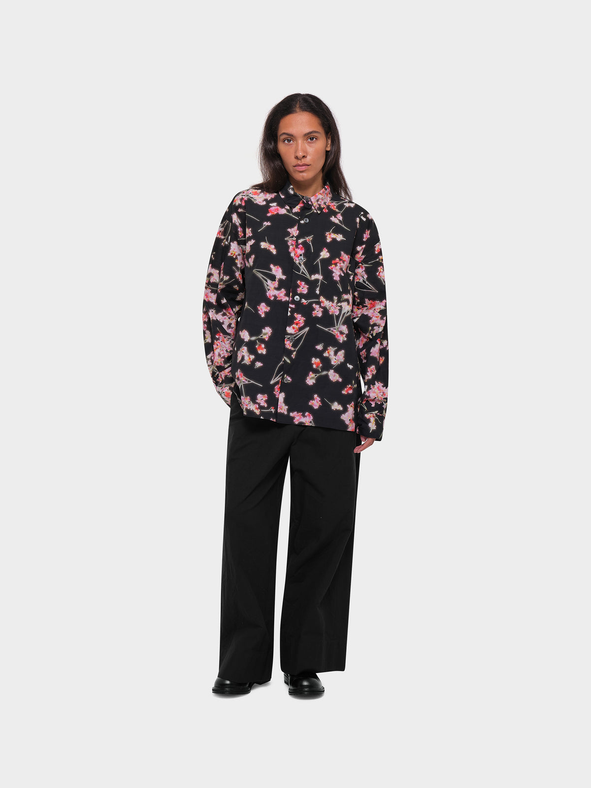 OMEN Oberteil Arie Popeline Vibrant Bloom am model