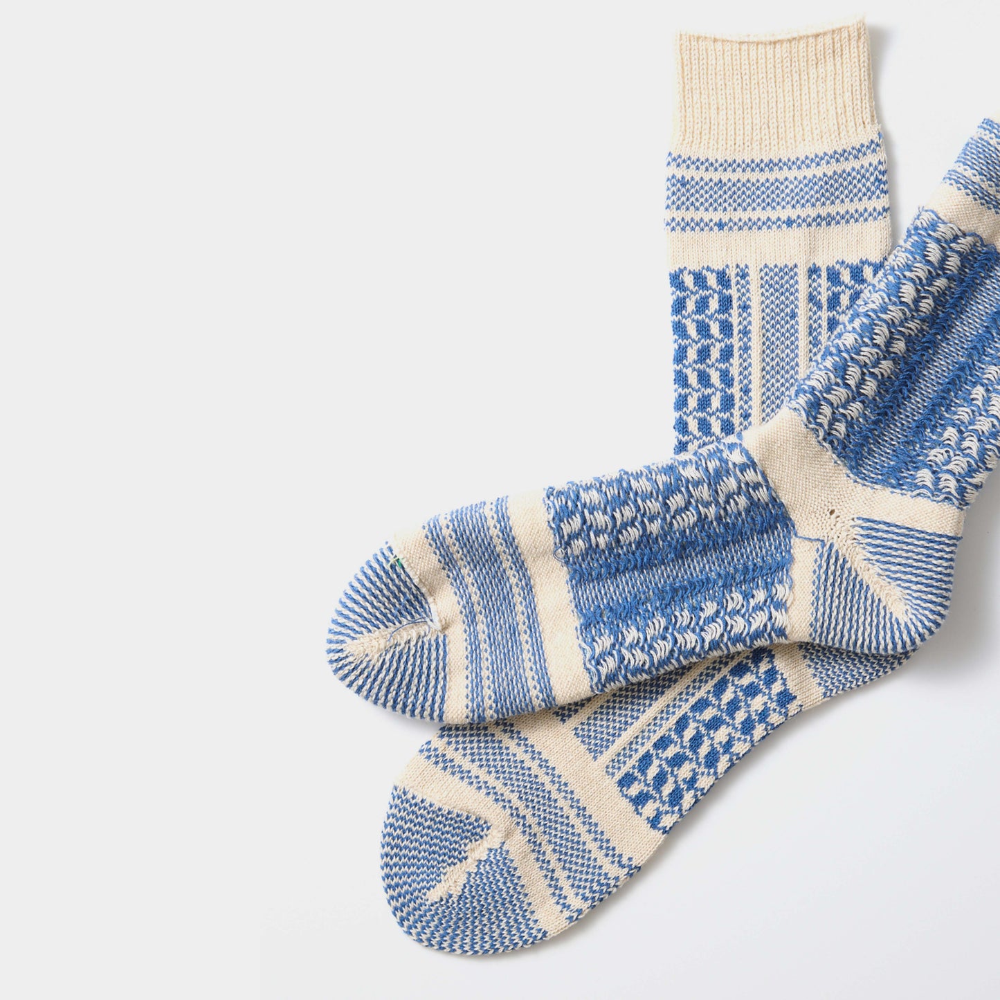 Rototo Desert Scarf Pattern Socks in Farbe ecru_blue