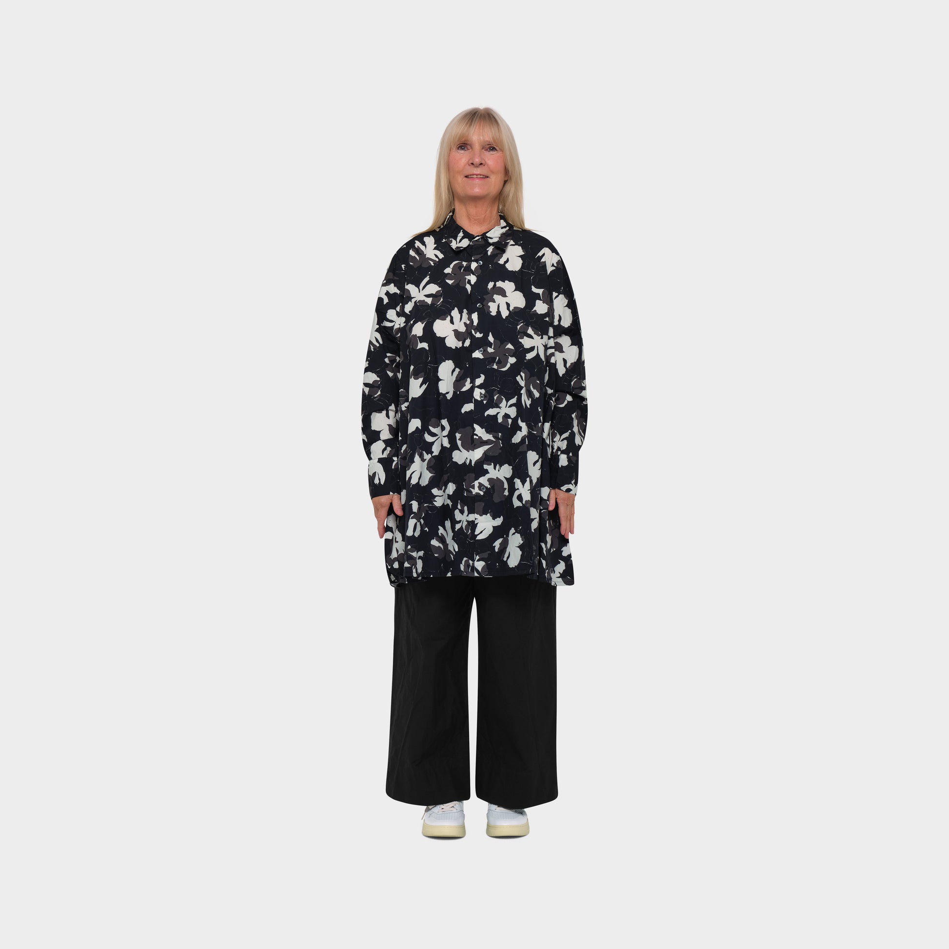 OMEN Olivia Popeline Lace Flowers am model