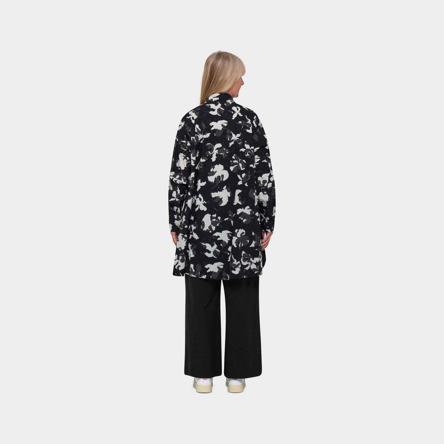 OMEN Olivia Popeline Lace Flowers am model