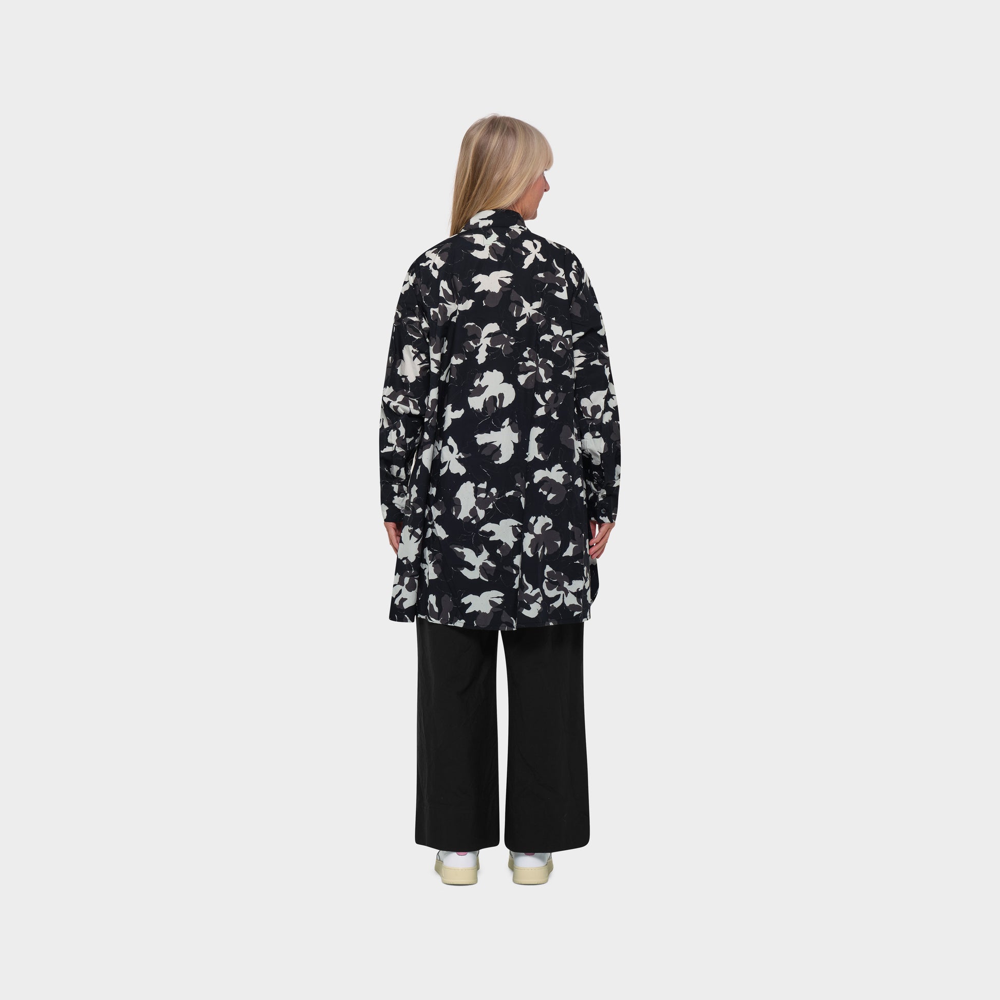 OMEN Olivia Popeline Lace Flowers am model