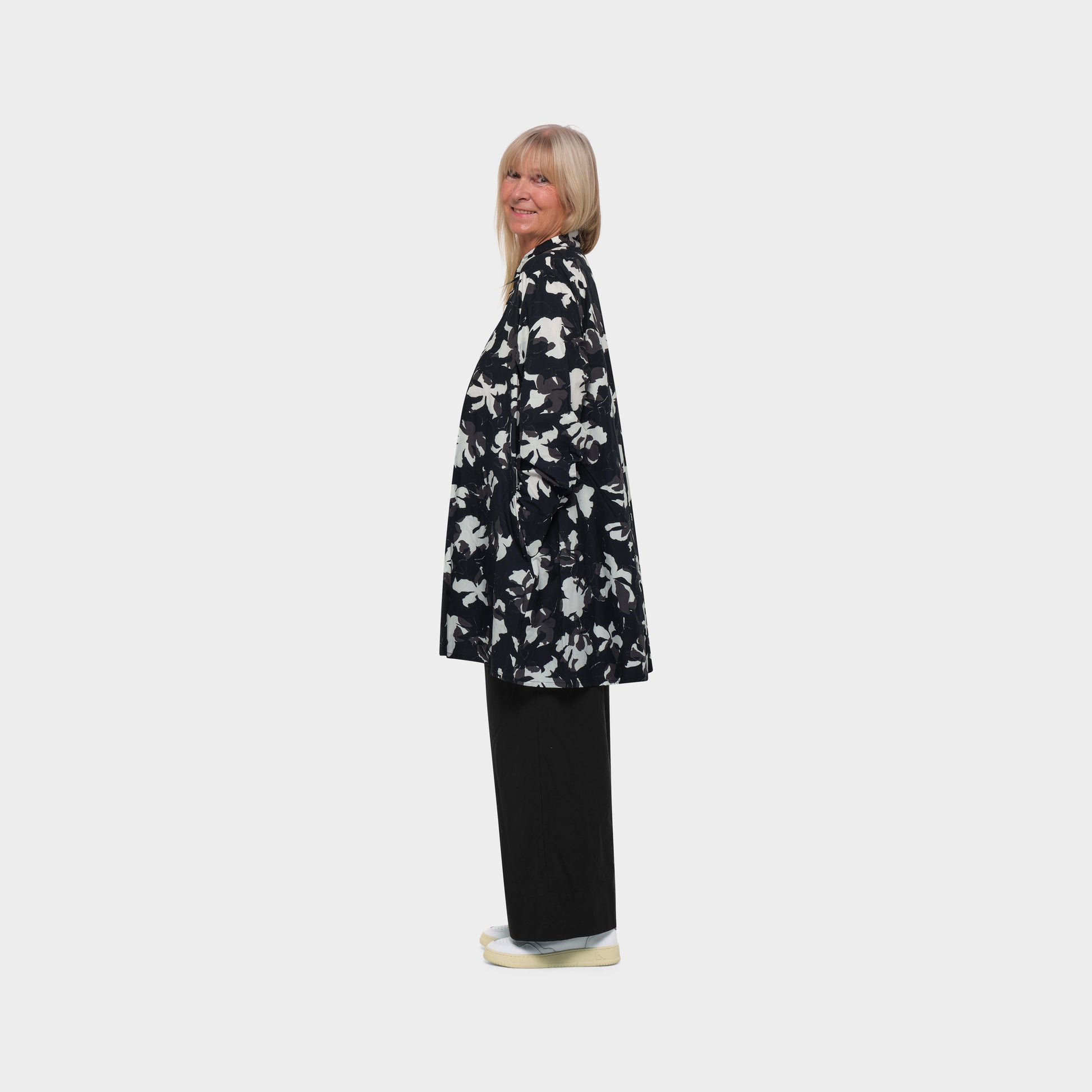 OMEN Olivia Popeline Lace Flowers am model