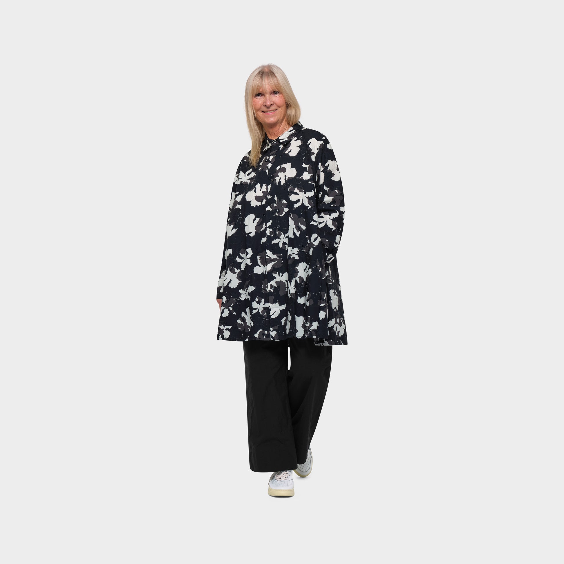 OMEN Olivia Popeline Lace Flowers am model