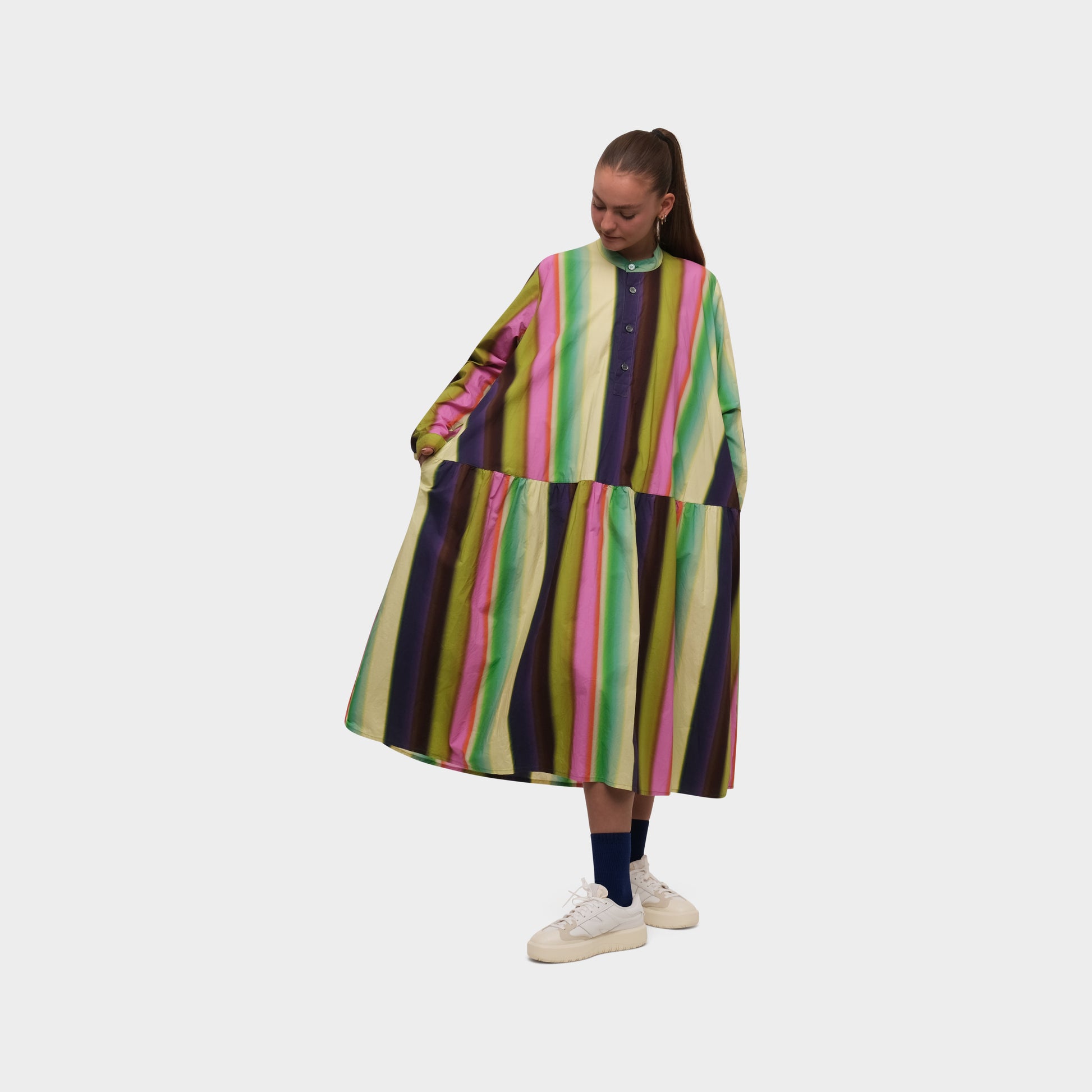 OMEN Kleid Salbei Pompei Faded Stripes am model