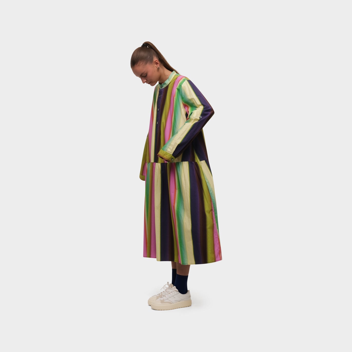 OMEN Kleid Salbei Pompei Faded Stripes am model