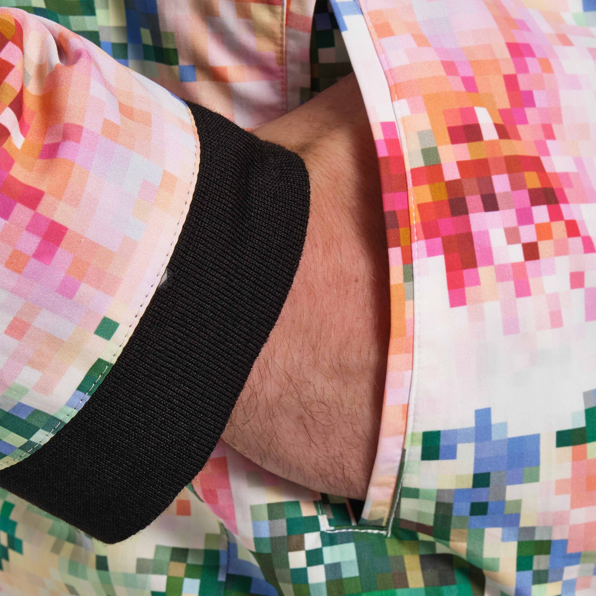 OMEN Strickjacke Bond Popeline Pixel Blüte RL am model