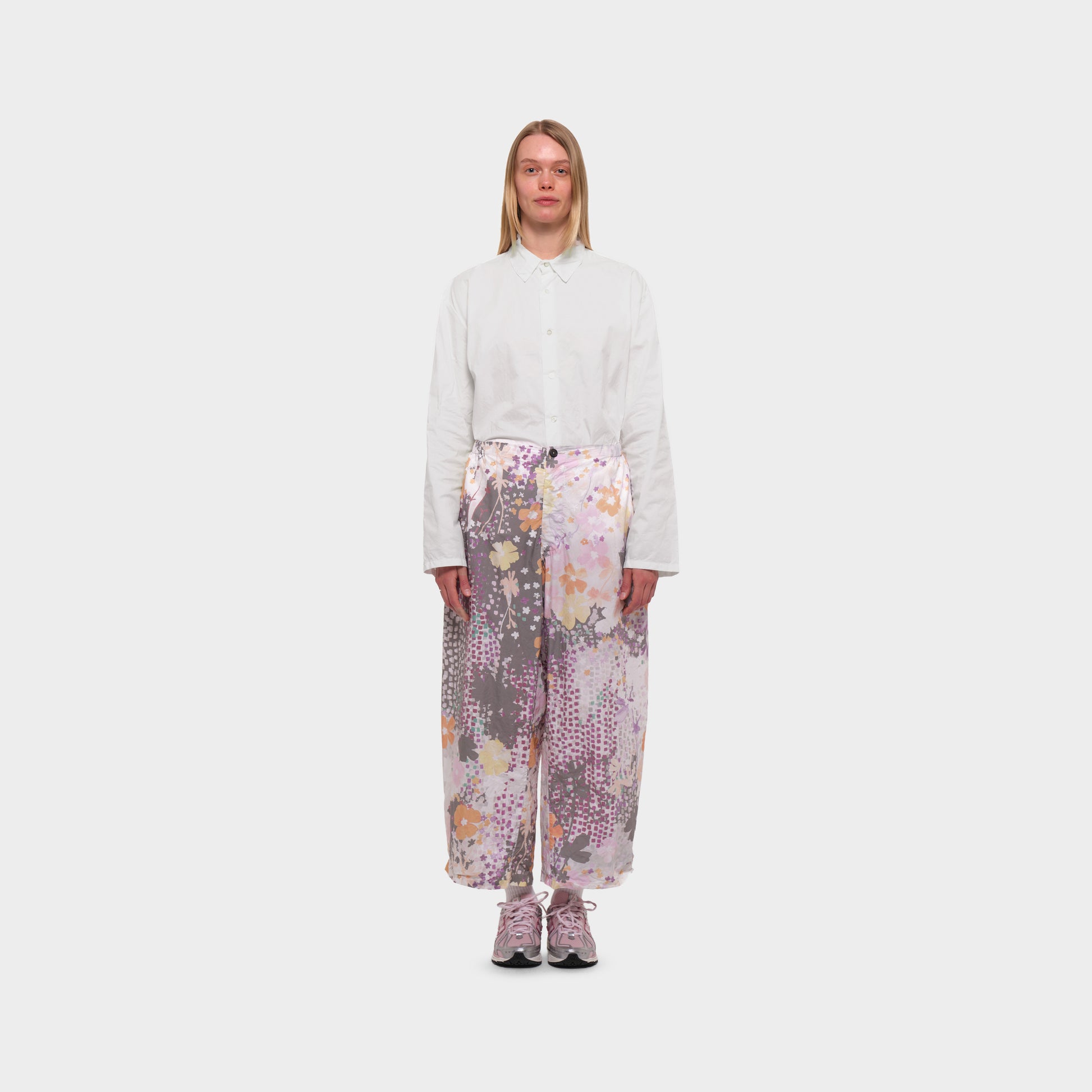 OMEN Hose Vita Popeline am model