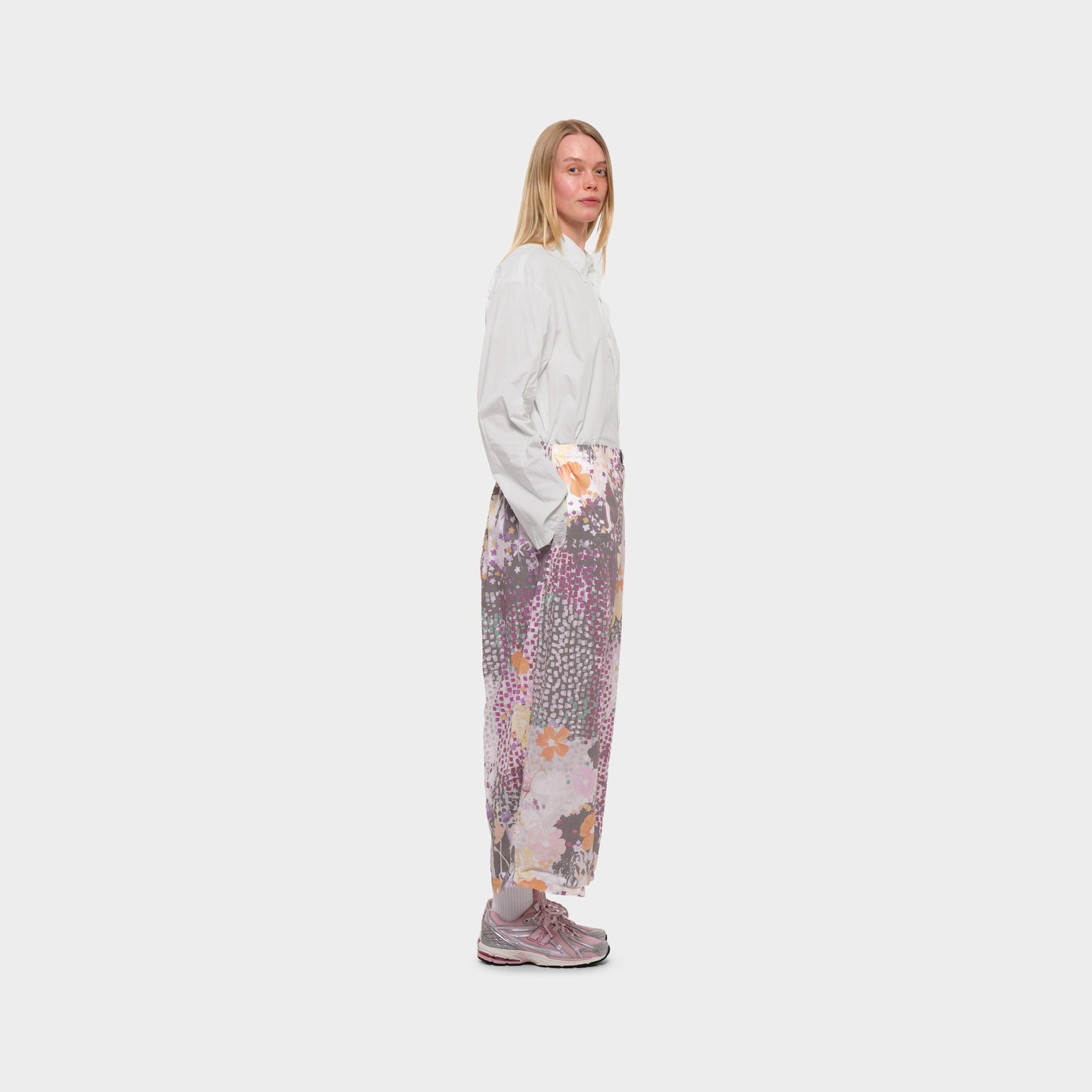 OMEN Hose Vita Popeline am model