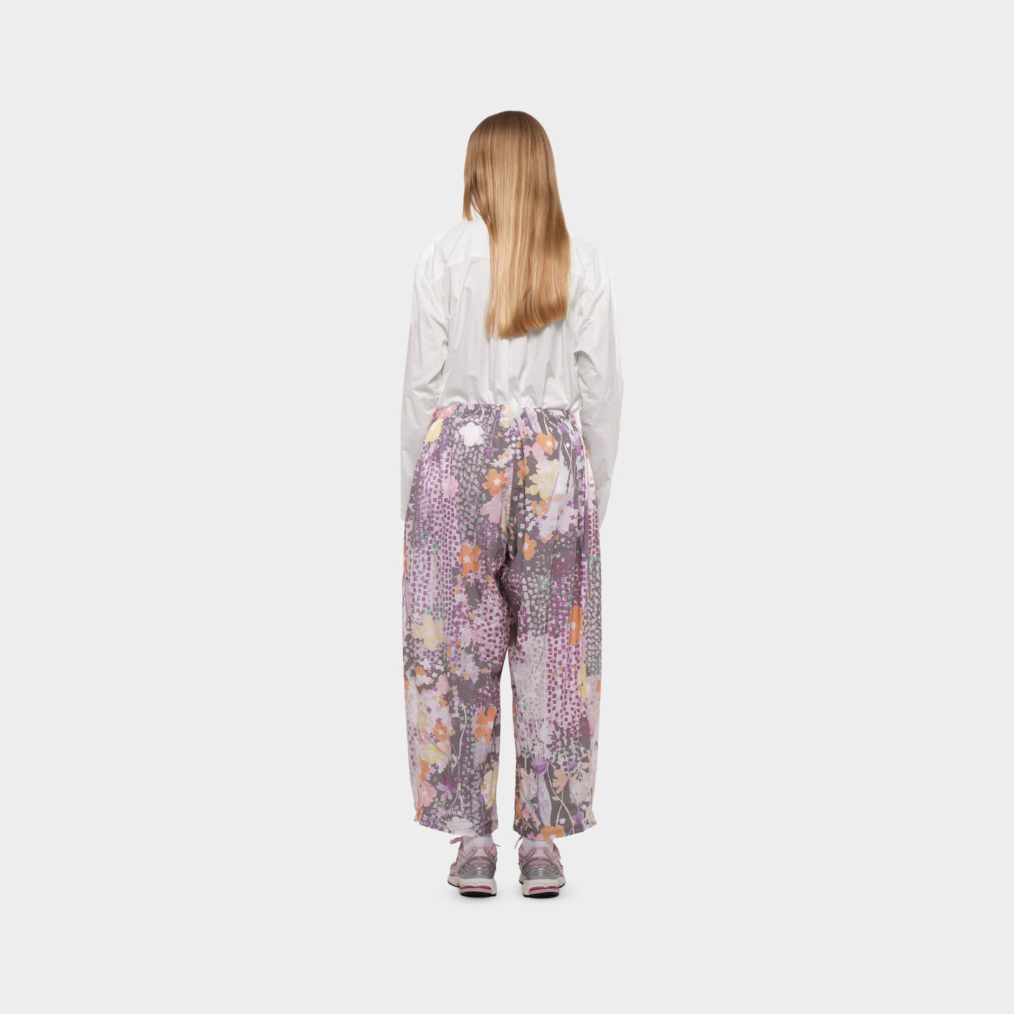 OMEN Hose Vita Popeline am model