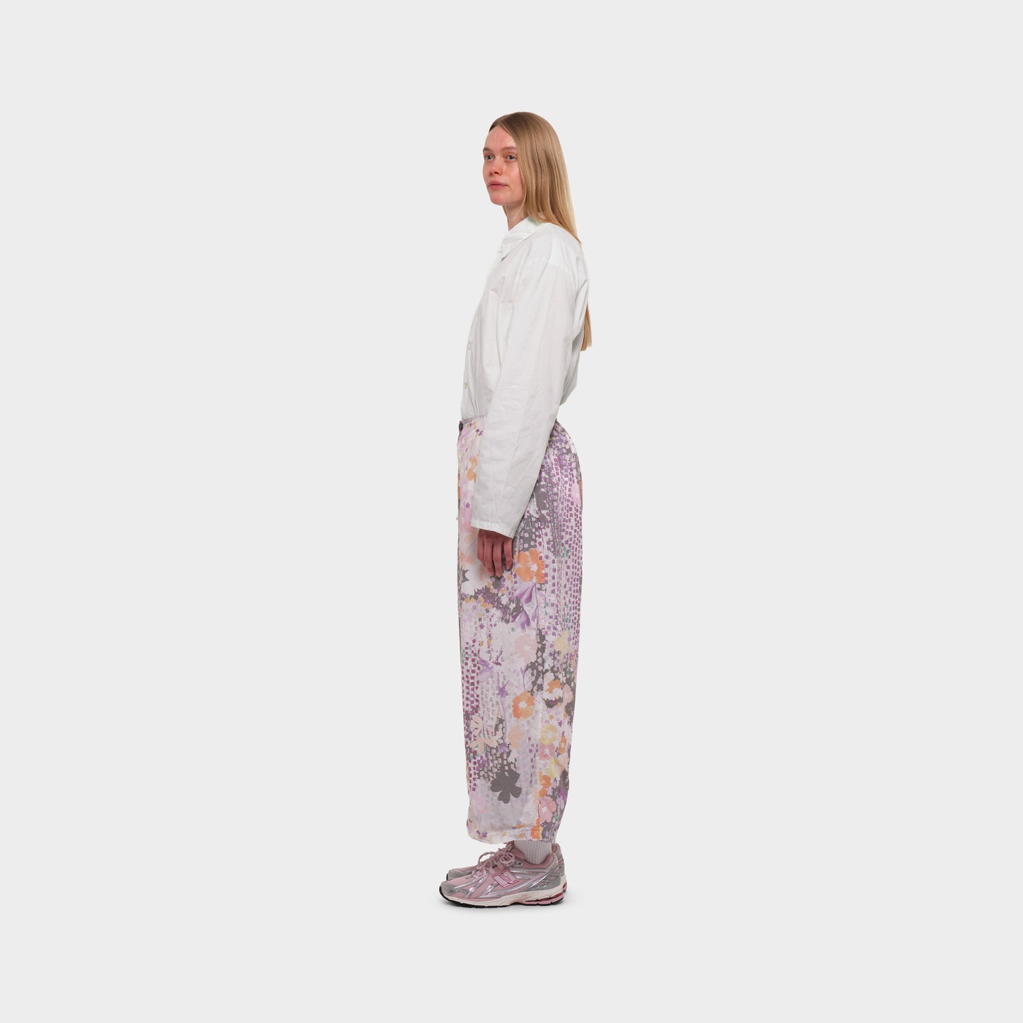 OMEN Hose Vita Popeline am model