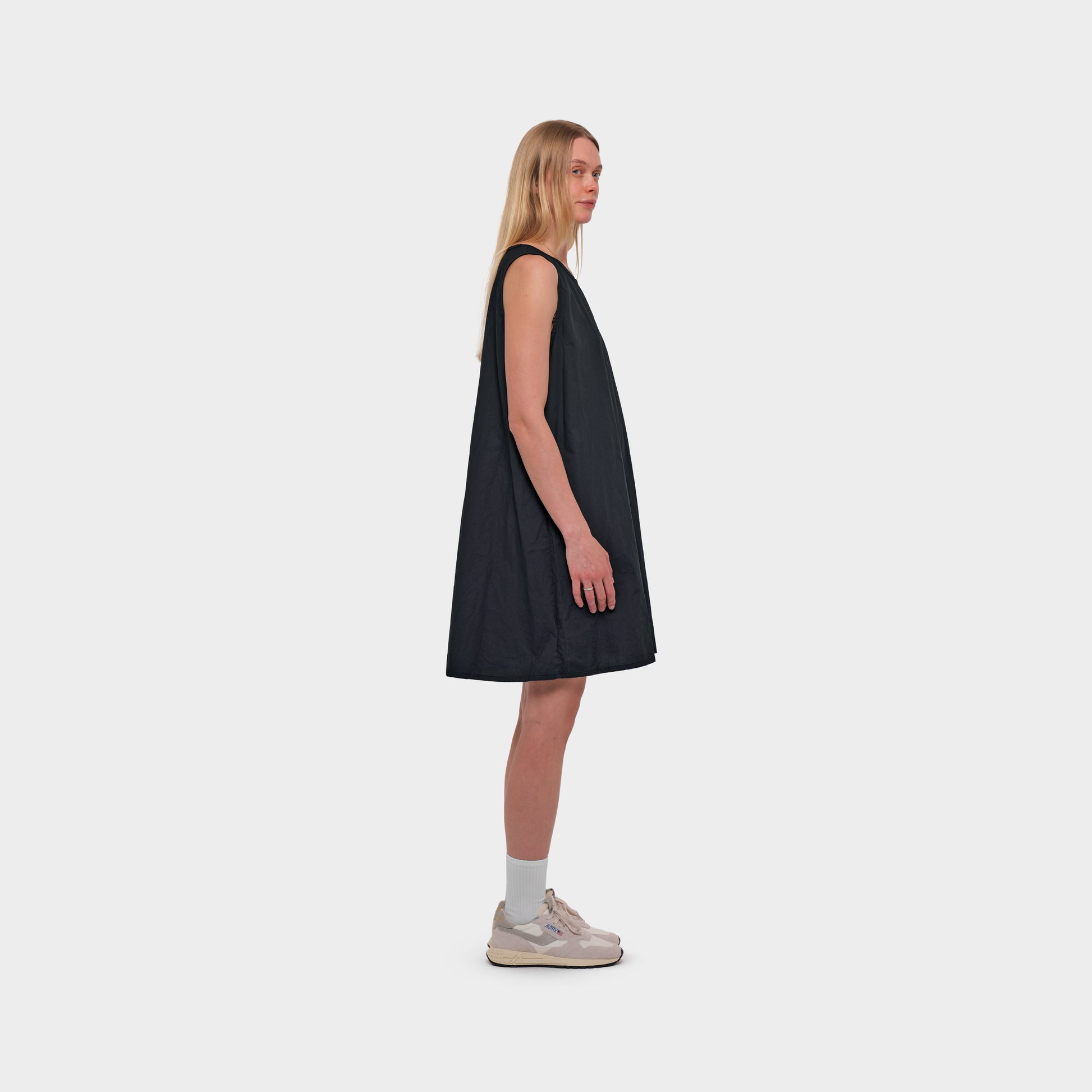 OMEN Kleid Sun Agnese am model