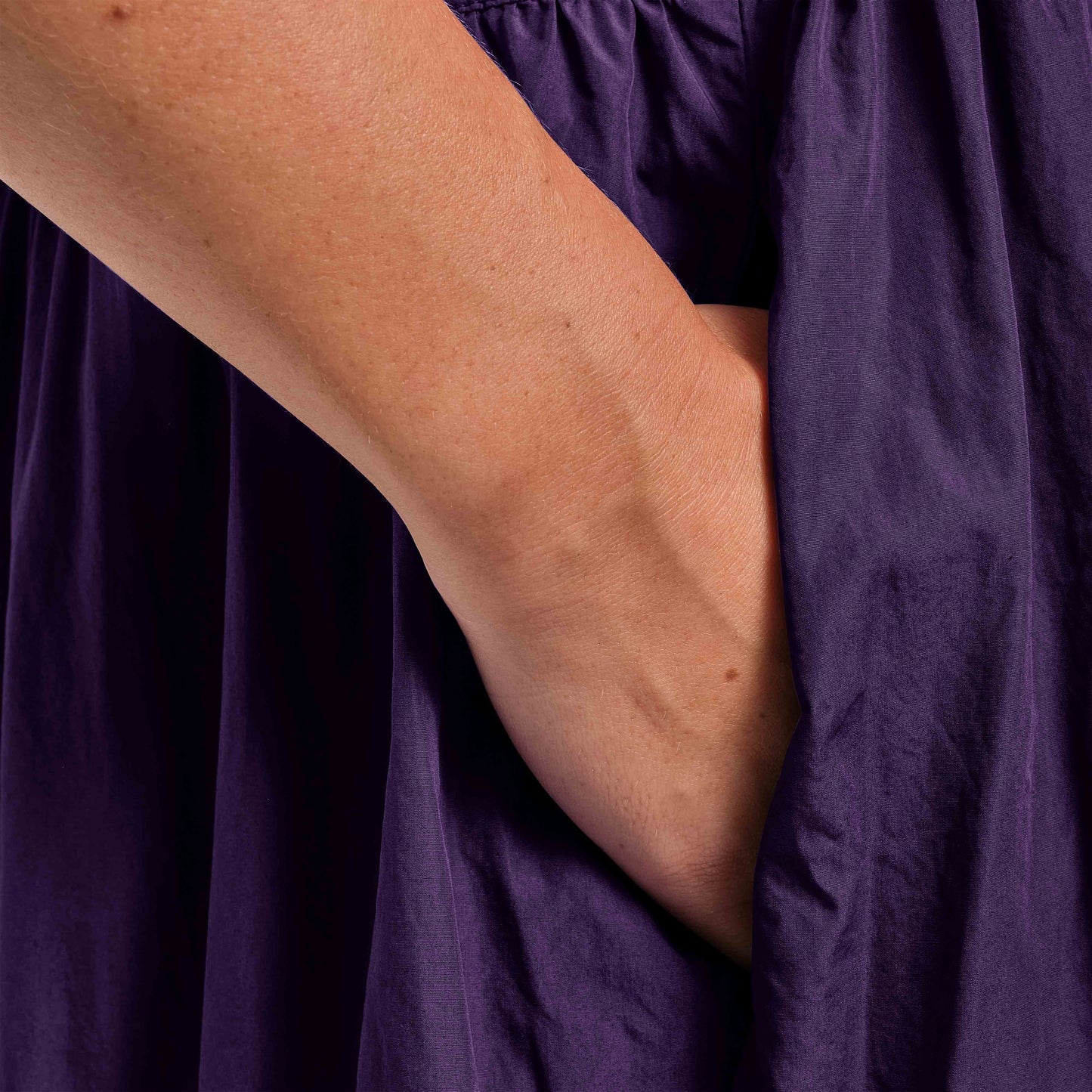 OMEN Kleid Lavendel Super Piu am model