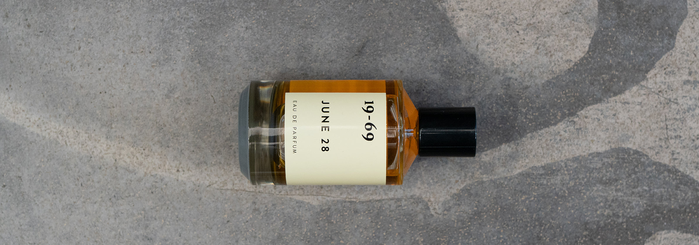 19-69 Eau de Parfum liegt auf grauer Fläche