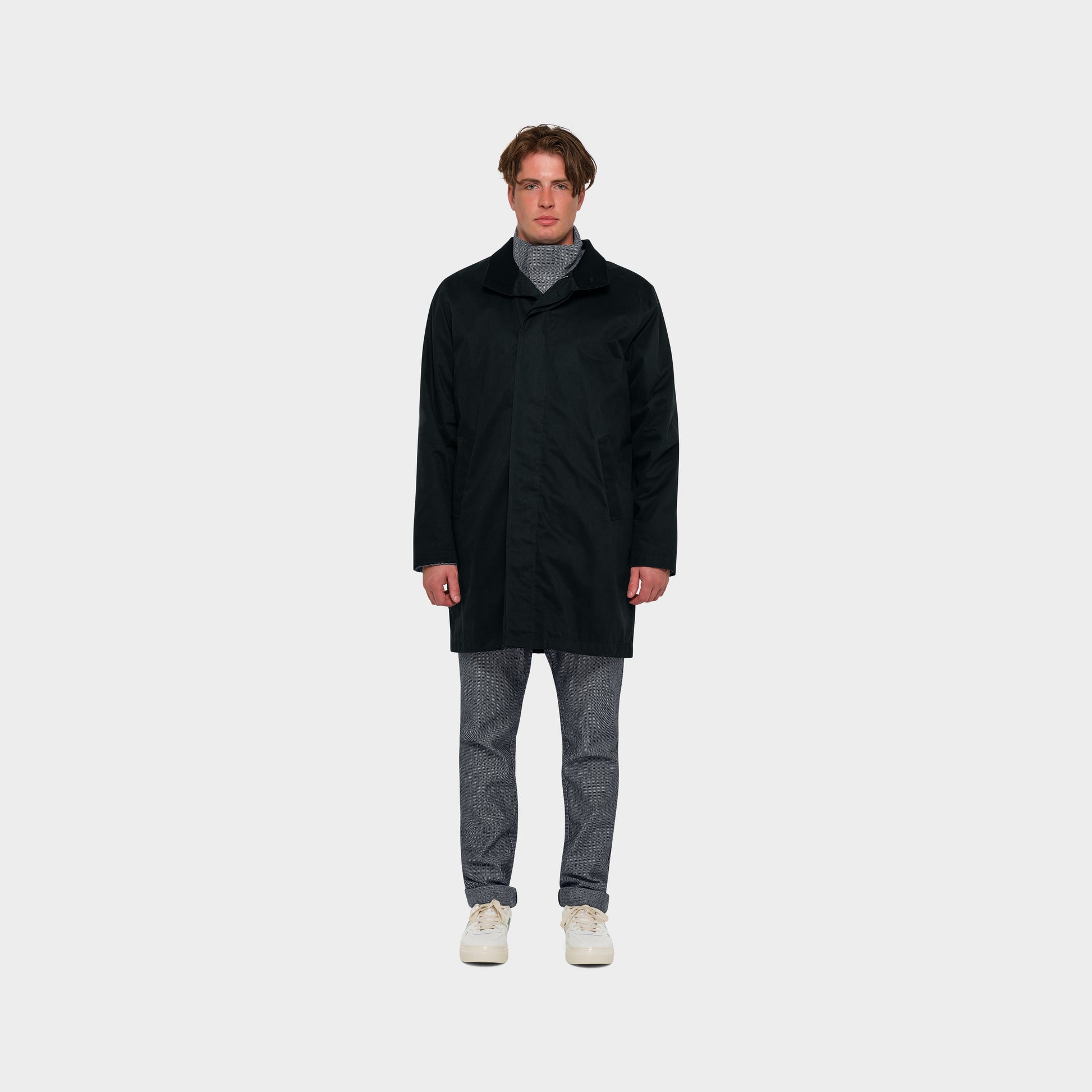 OMEN Mantel Nikita Damon am model