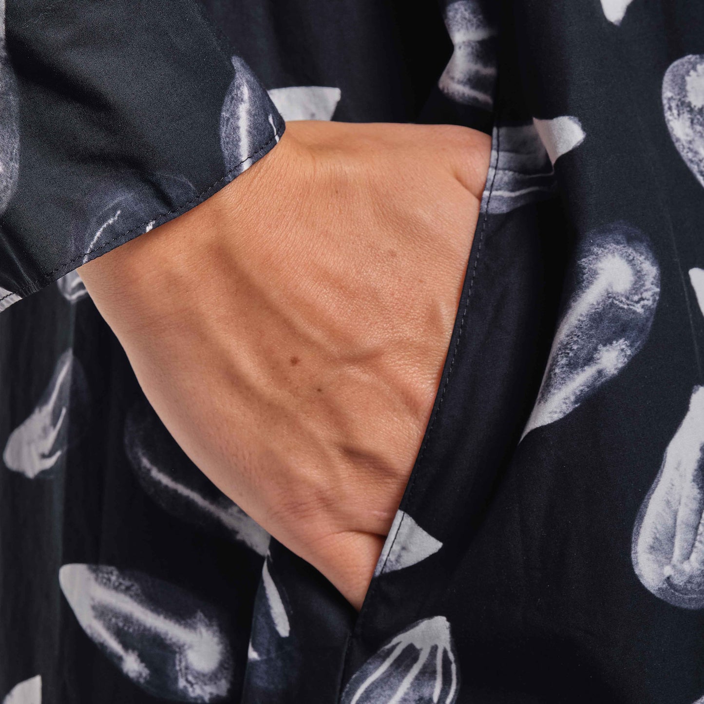 OMEN Kleid Mati LA Popeline Feuerstein am model