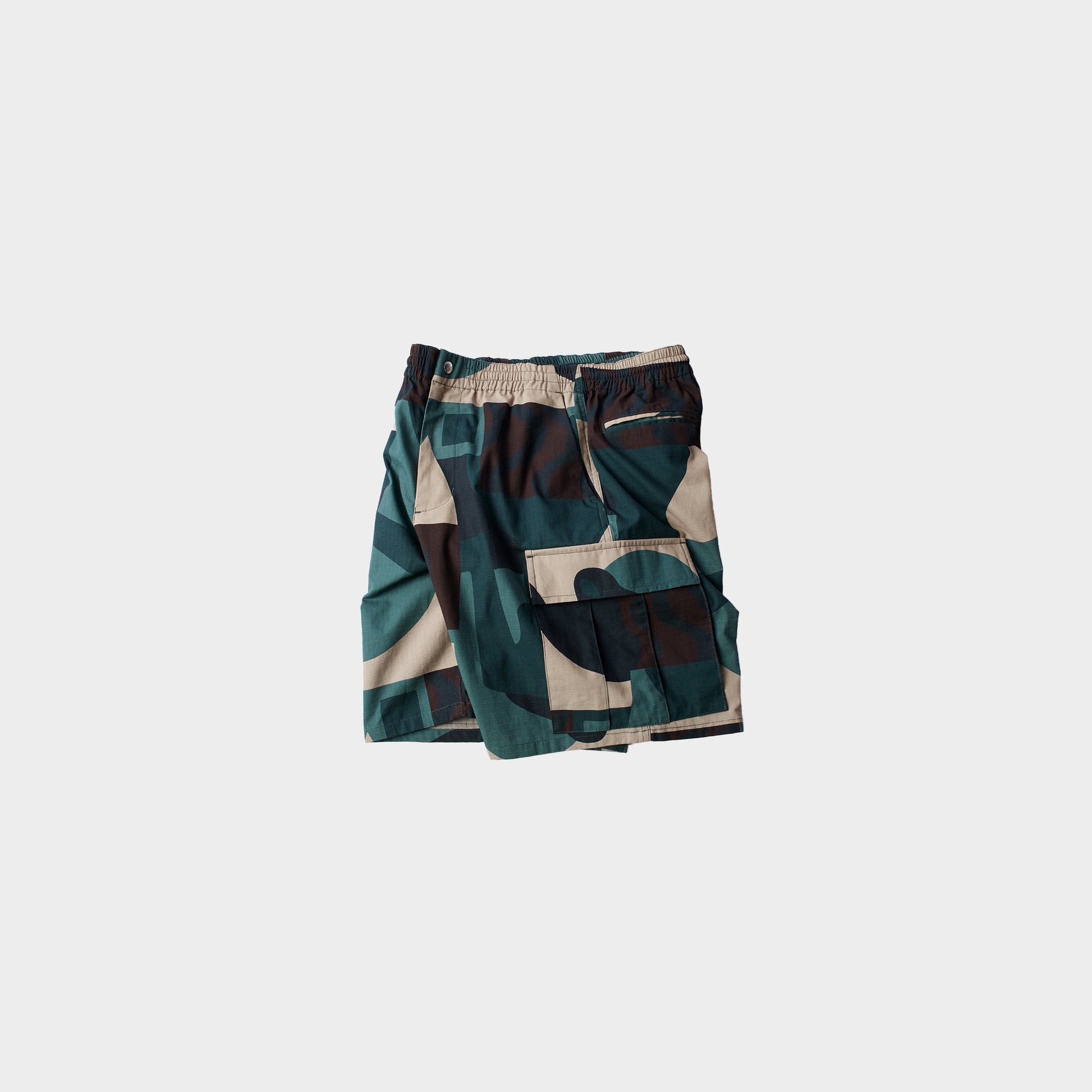 byParra Distorted Camo Shorts in der Farbe green