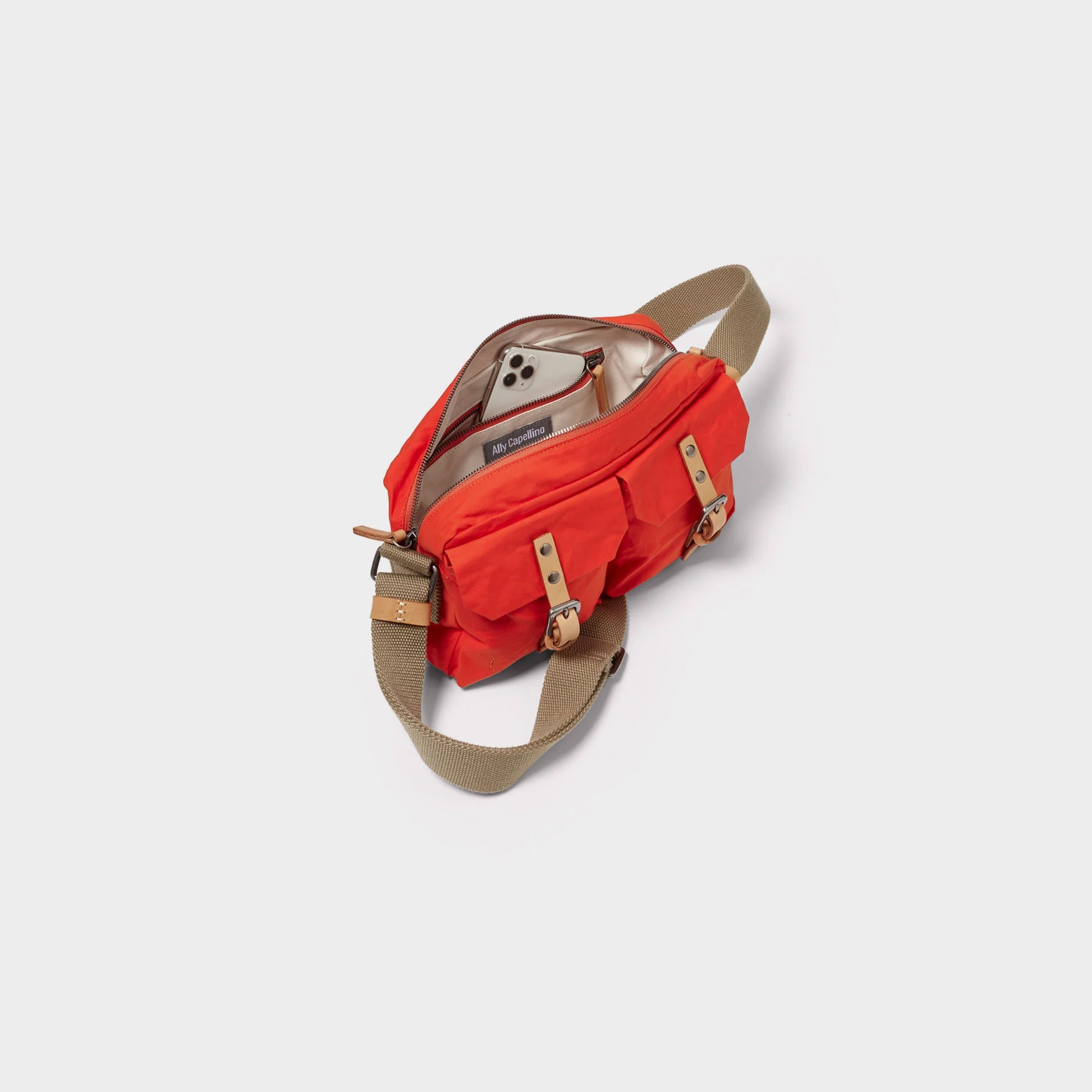 Ally Capellino Franco Waxed Cotton Crossbody Bag in Farbe lava