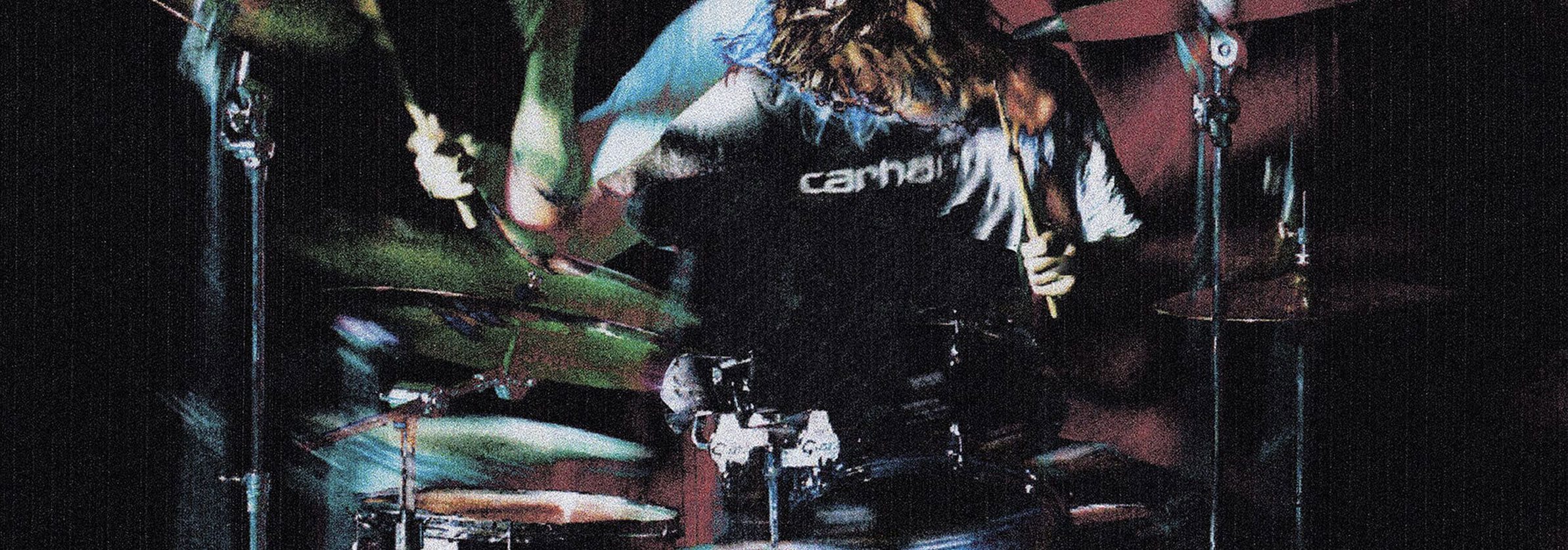 Ein Schlagzeugspieler trägt beim Musizieren, ein schwarzes Carhartt T-Shirt.