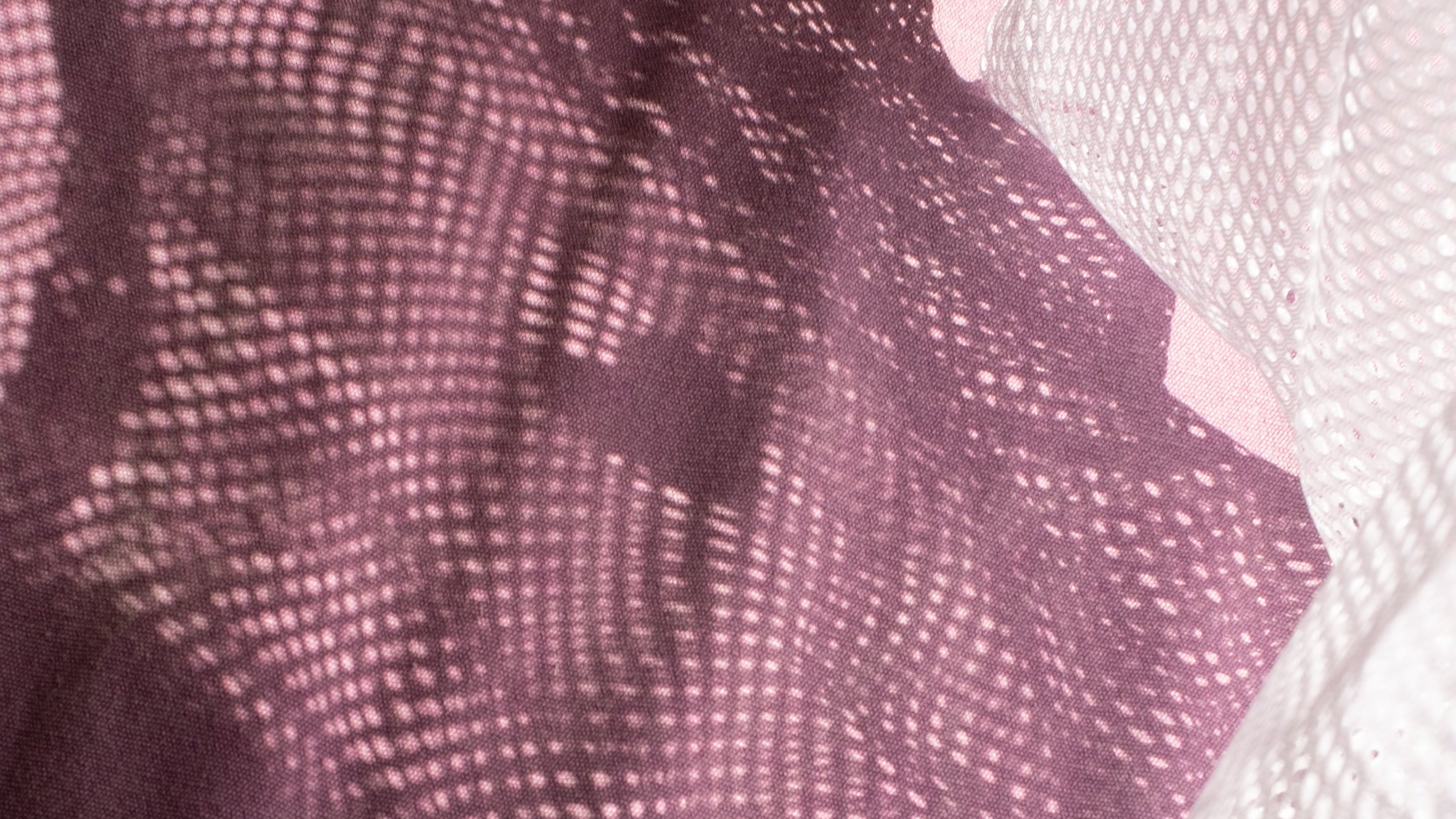 Sonnenstrahlen dringen durch zwei Shirts