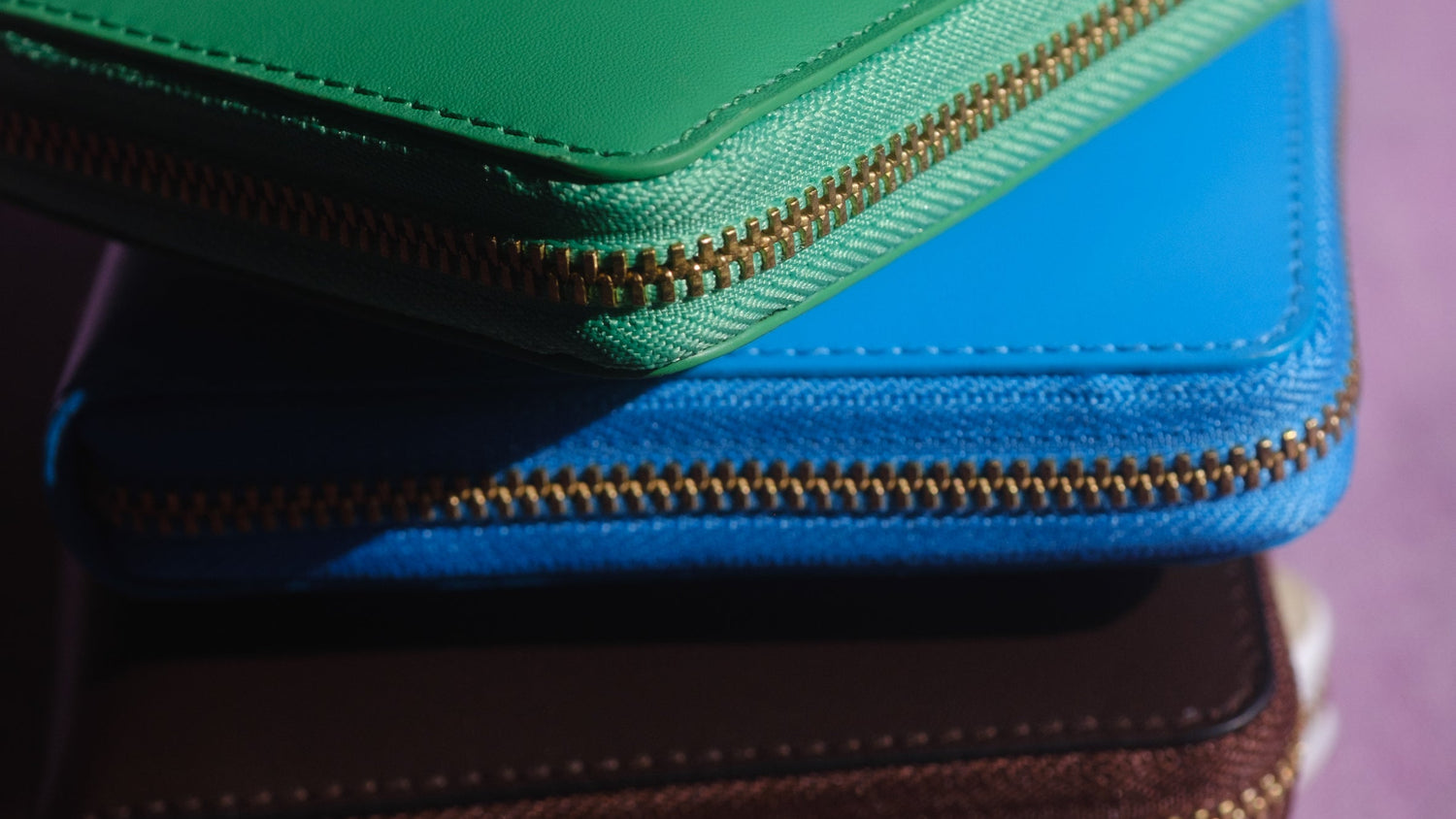 Drei Wallets liegen übereinander