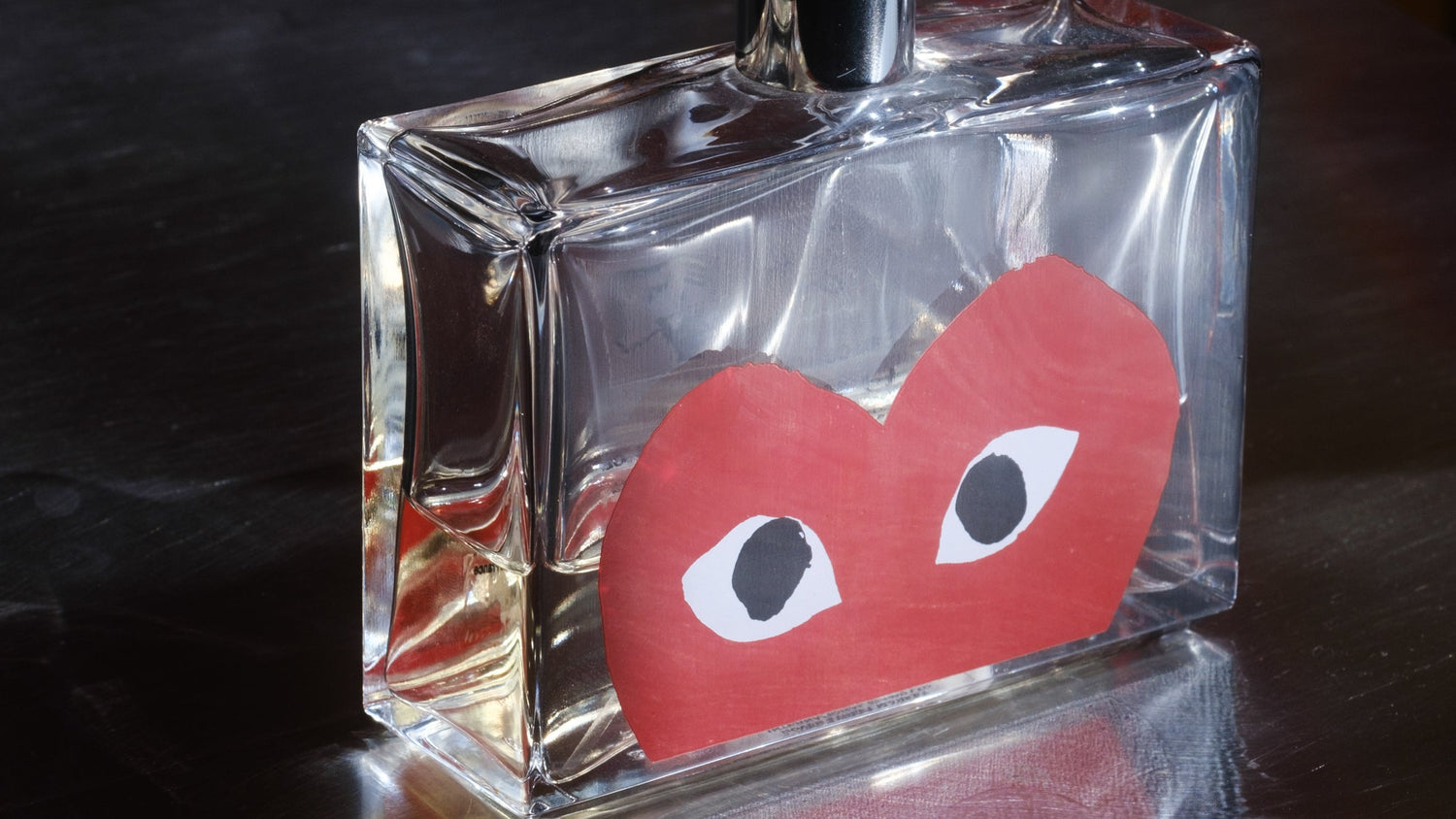 Comme des Garcons Parfum steht auf einem Tisch