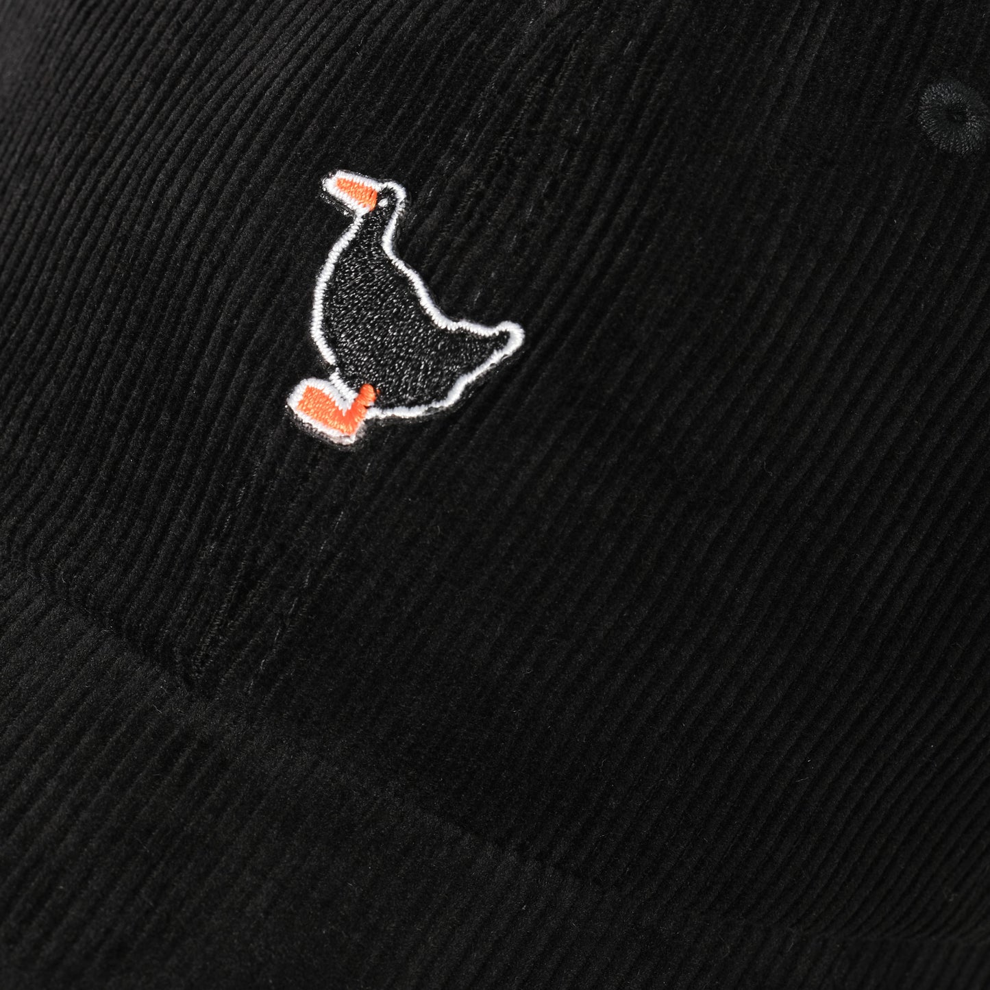 Corduroy Embroided Duck Dad Cap in Farbe schwarz