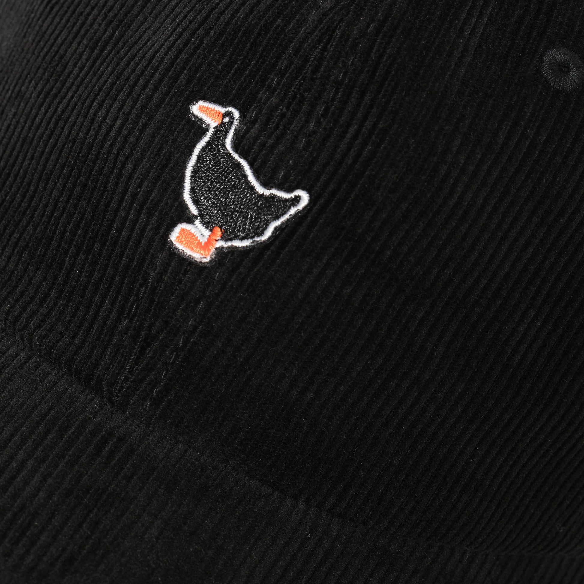 Corduroy Embroided Duck Dad Cap in Farbe schwarz