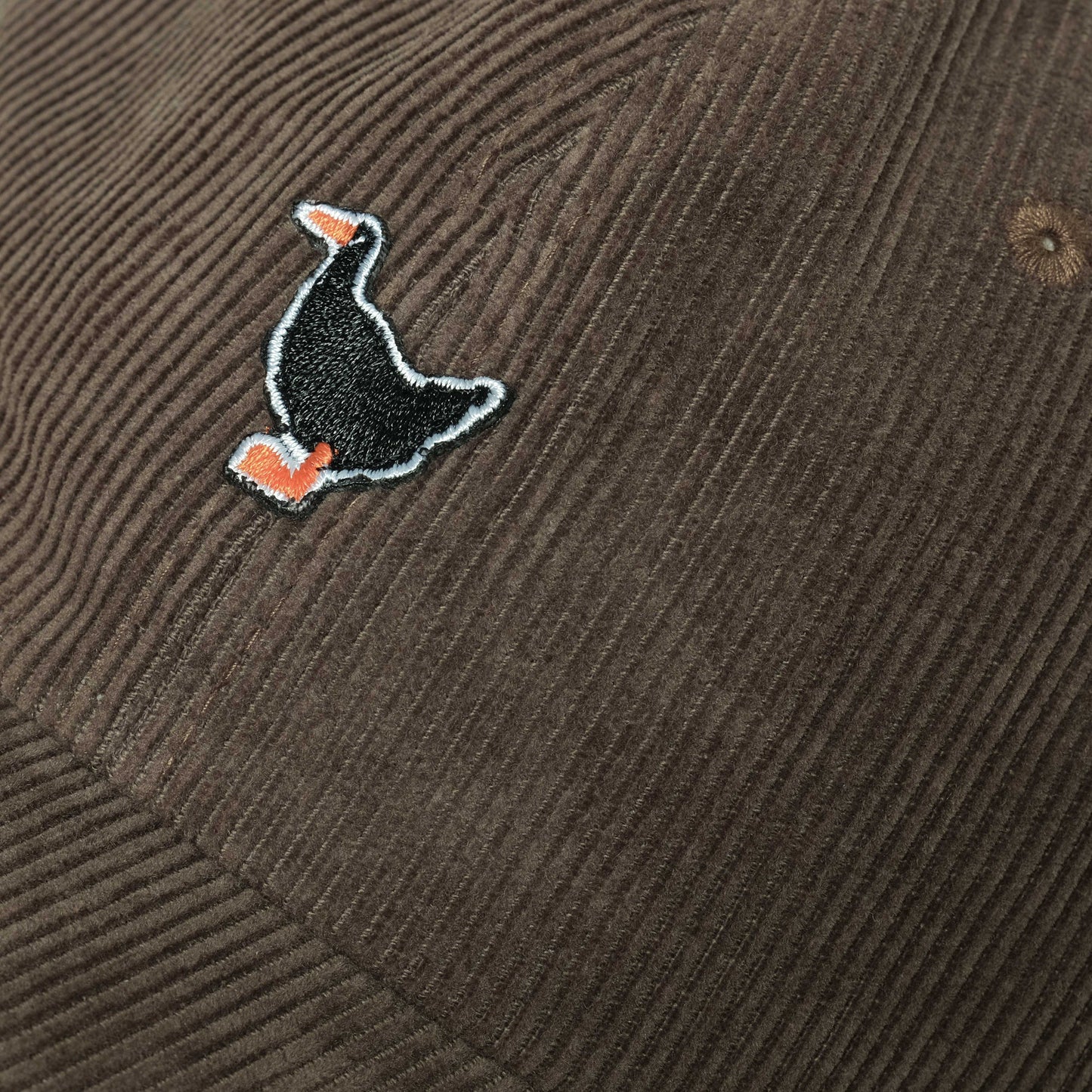 Corduroy Embroided Duck Dad Cap in Farbe toff