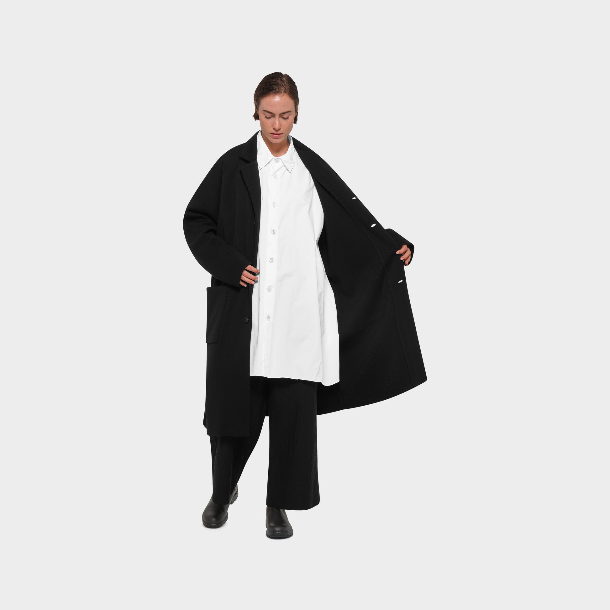 OMEN Strickmantel Macadamia PS am model