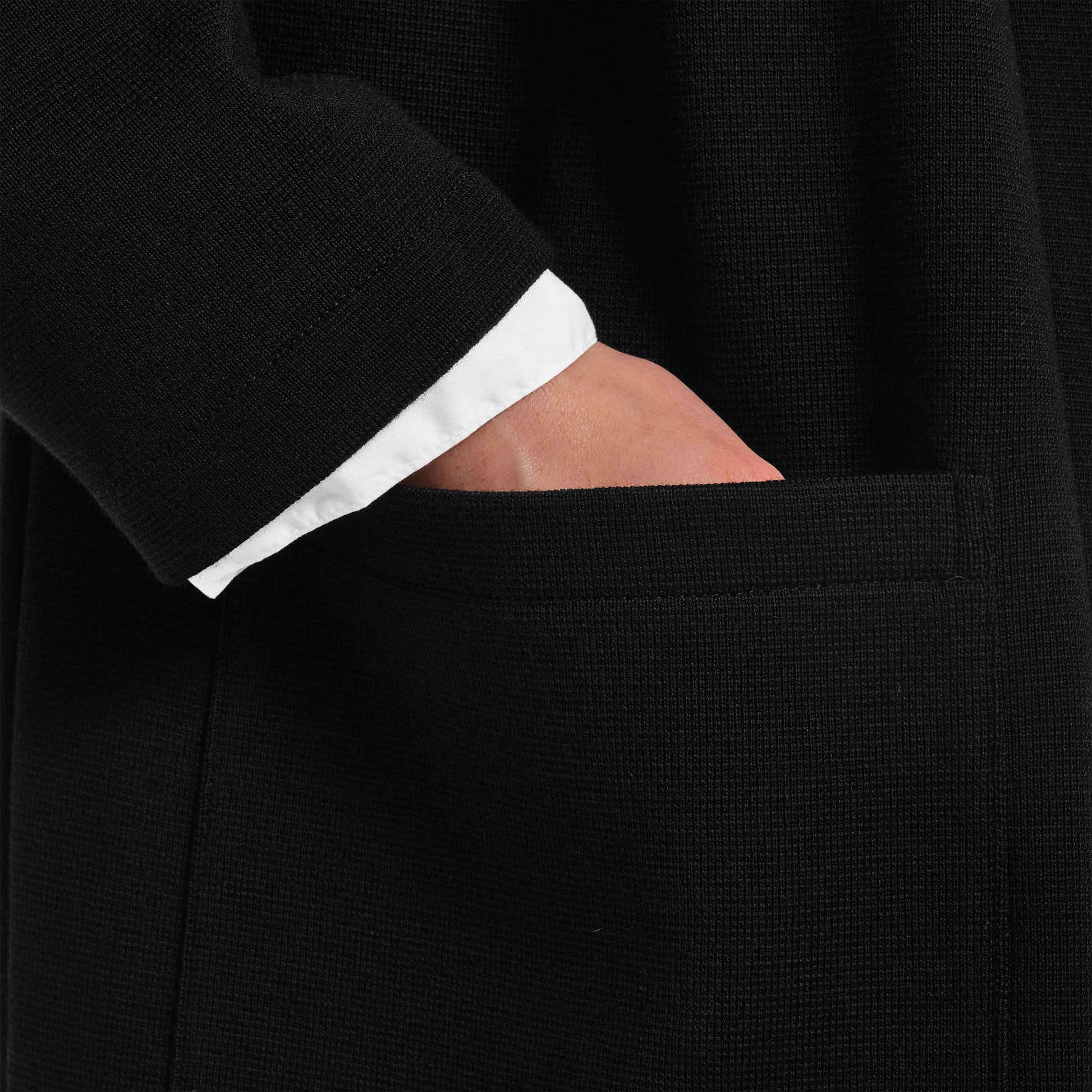 OMEN Strickmantel Macadamia PS am model