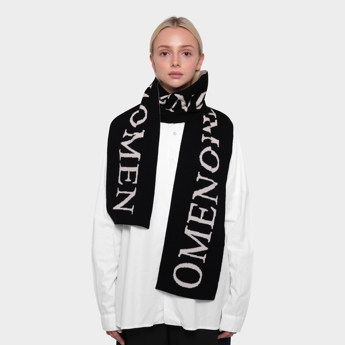 OMEN Schal OMEN Typ 8 am model