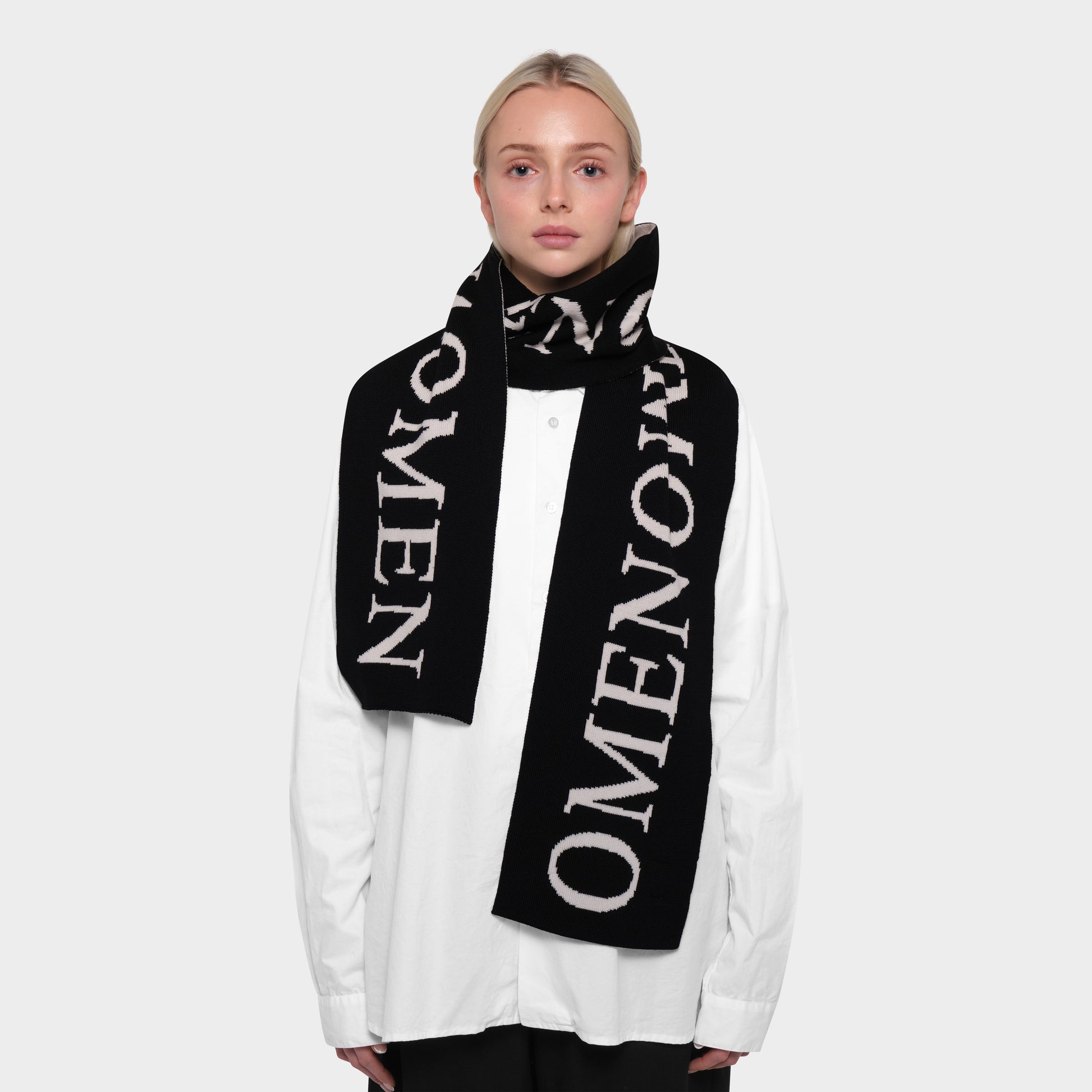 OMEN Schal OMEN Typ 8 am model