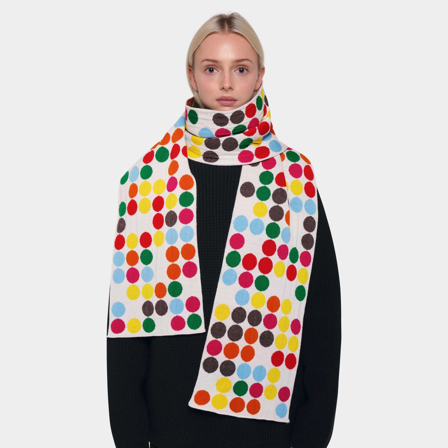 OMEN Schal Dotty am model