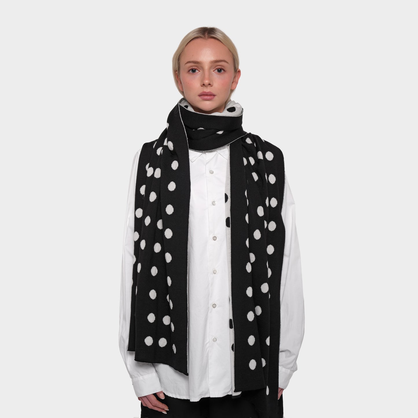 OMEN Schal Maxi Matrix am model