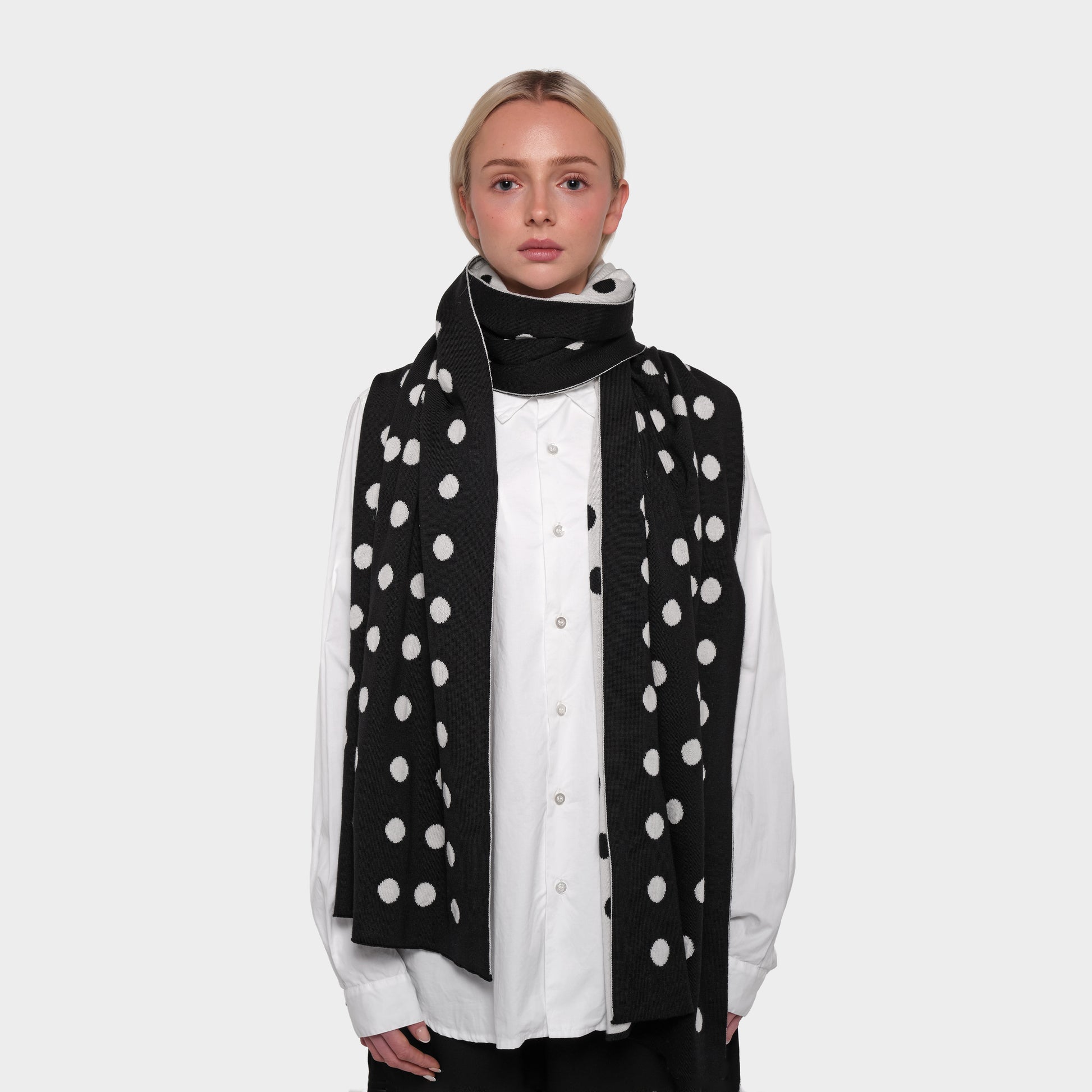 OMEN Schal Maxi Matrix am model