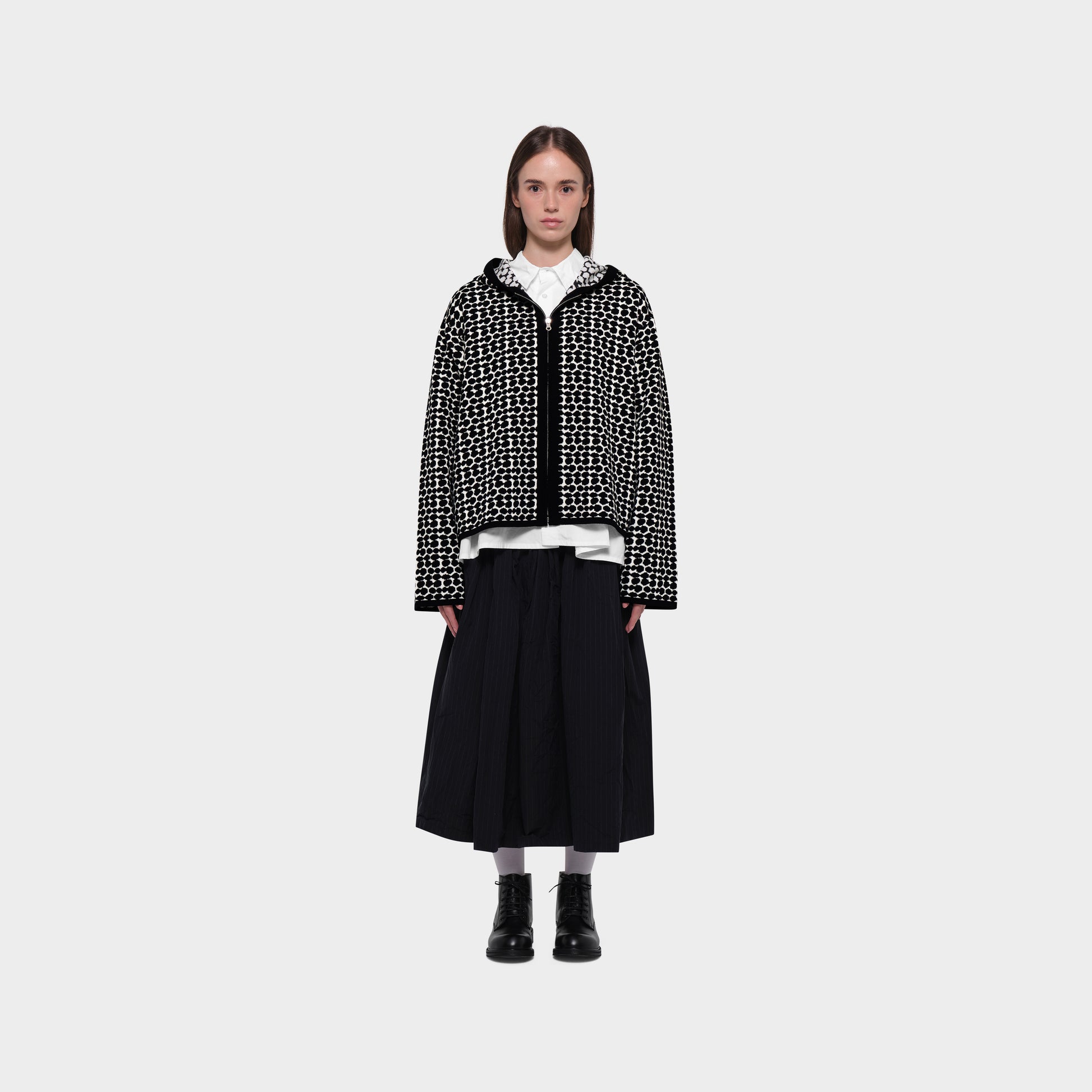 OMEN Strickjacke Philli Wende Riverstone am model