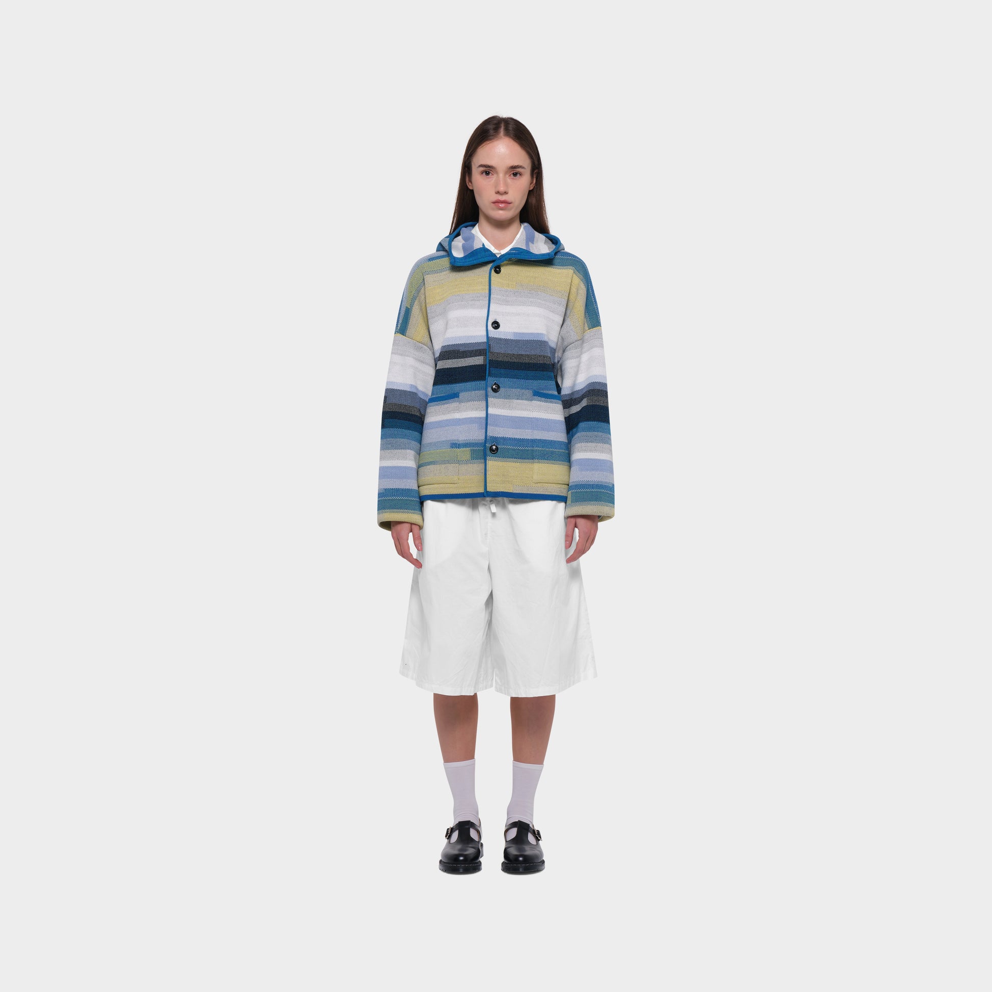 OMEN Strickjacke Tömmchen Kapuze São Paulo Mykonos am model