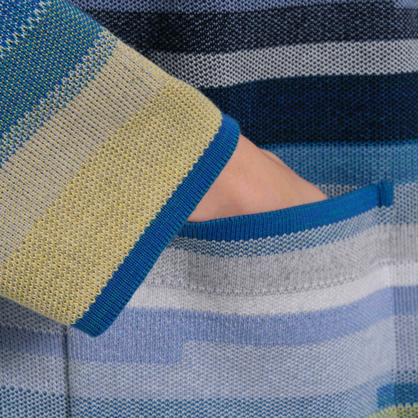 OMEN Strickjacke Tömmchen Kapuze São Paulo Mykonos am model