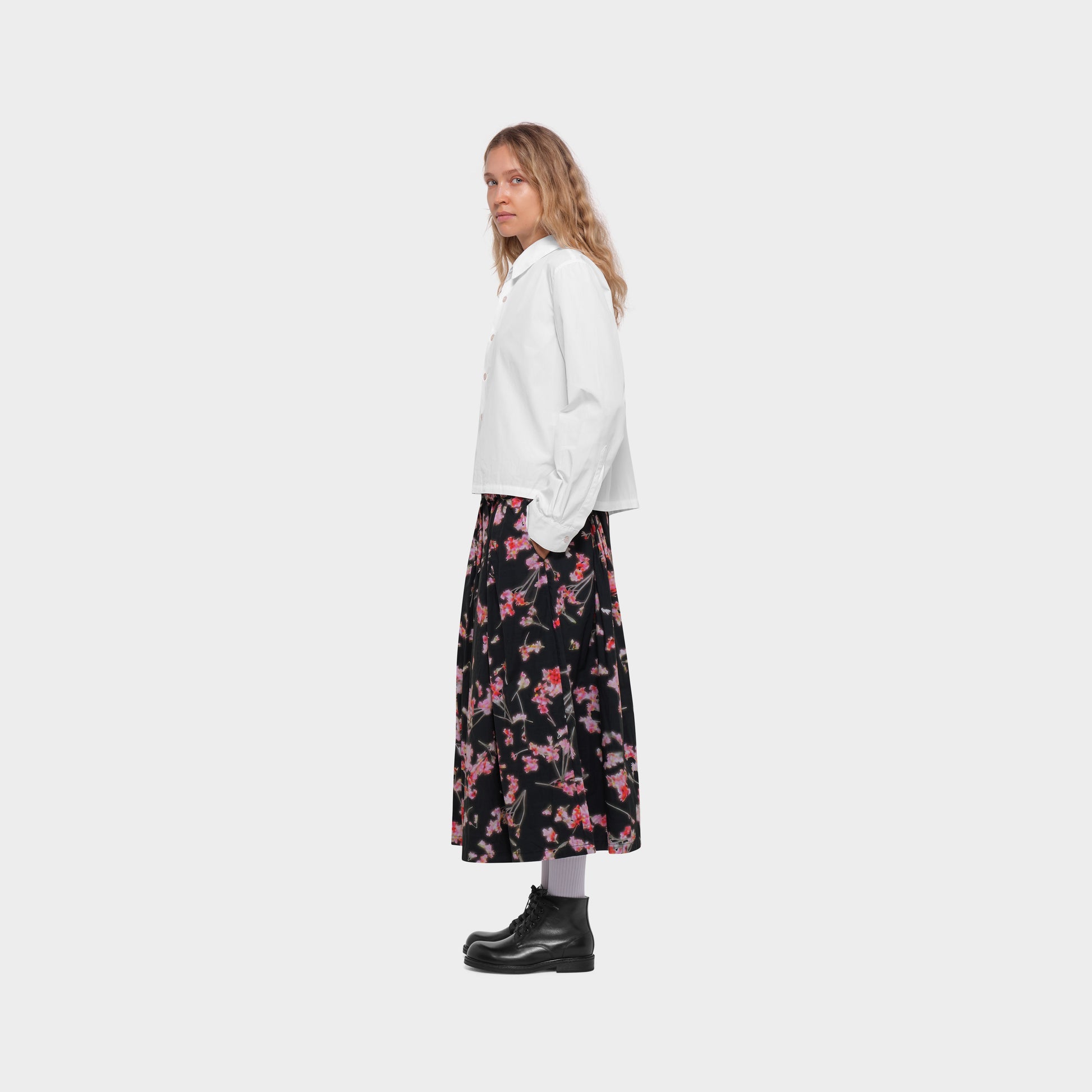 OMEN Rock Quader Popeline Vibrant Bloom am model