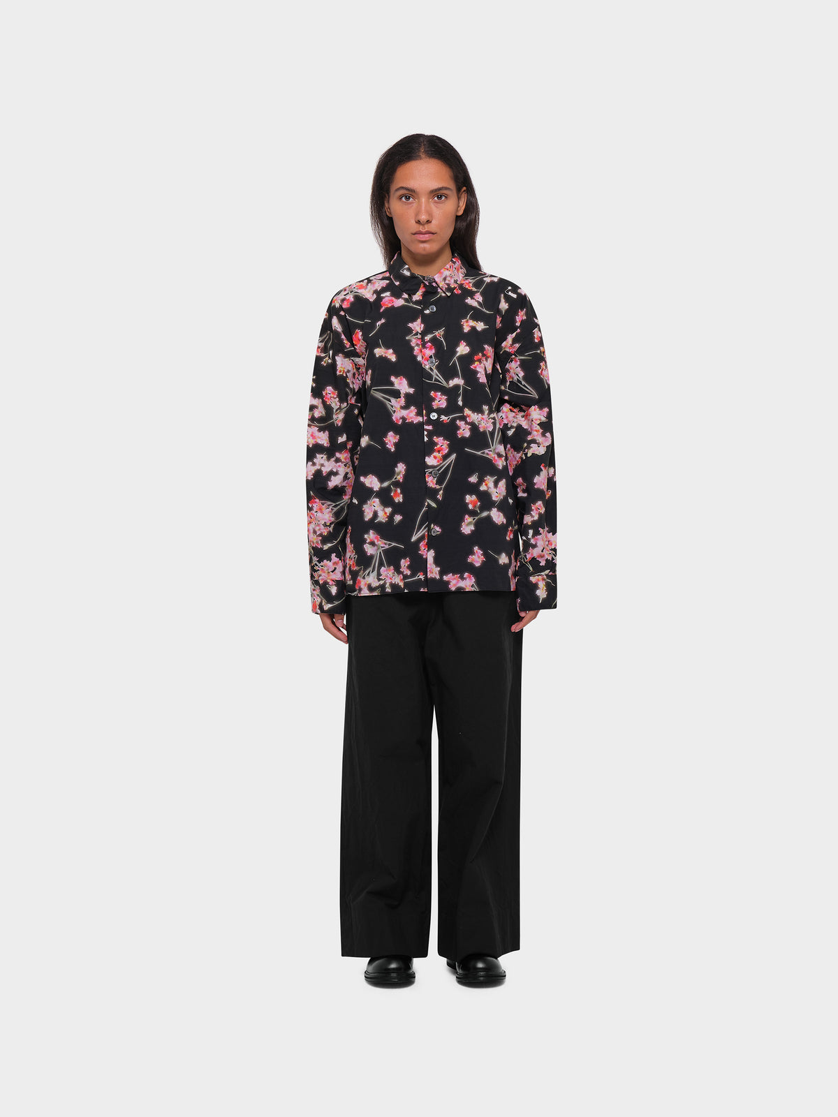 OMEN Oberteil Arie Popeline Vibrant Bloom am model