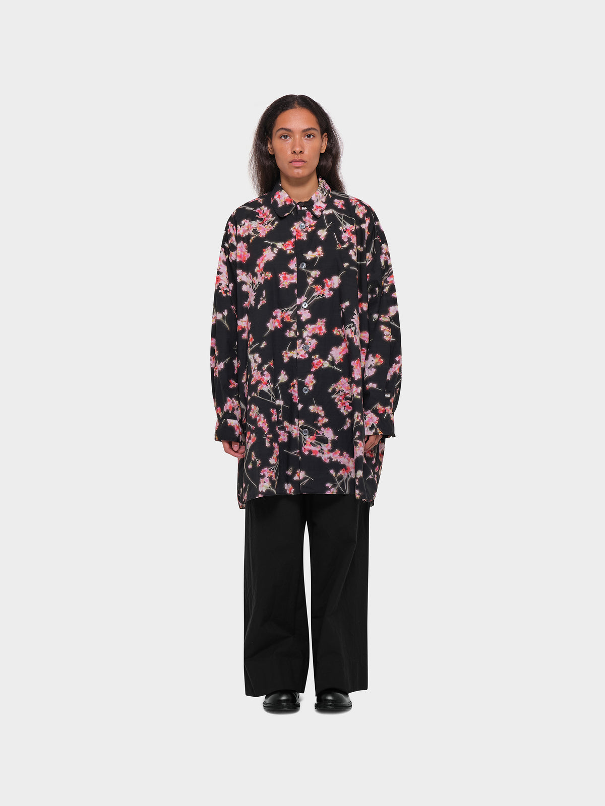 OMEN Oberteil Palma Kurz Popeline Vibrant Bloom am model