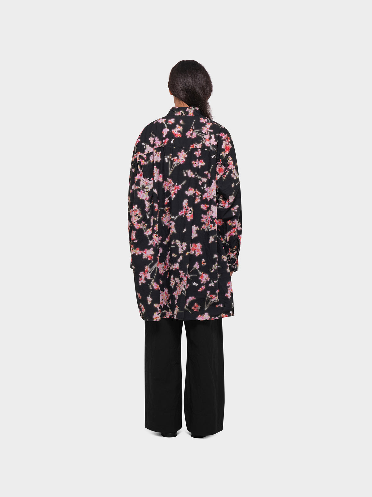 OMEN Oberteil Palma Kurz Popeline Vibrant Bloom am model