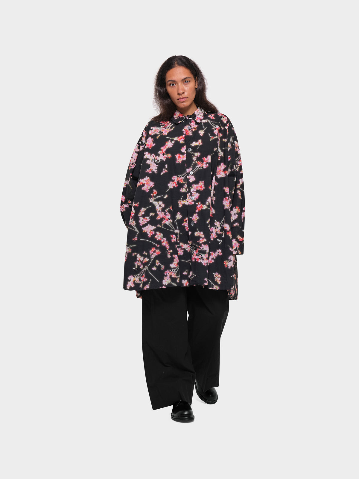 OMEN Oberteil Palma Kurz Popeline Vibrant Bloom am model