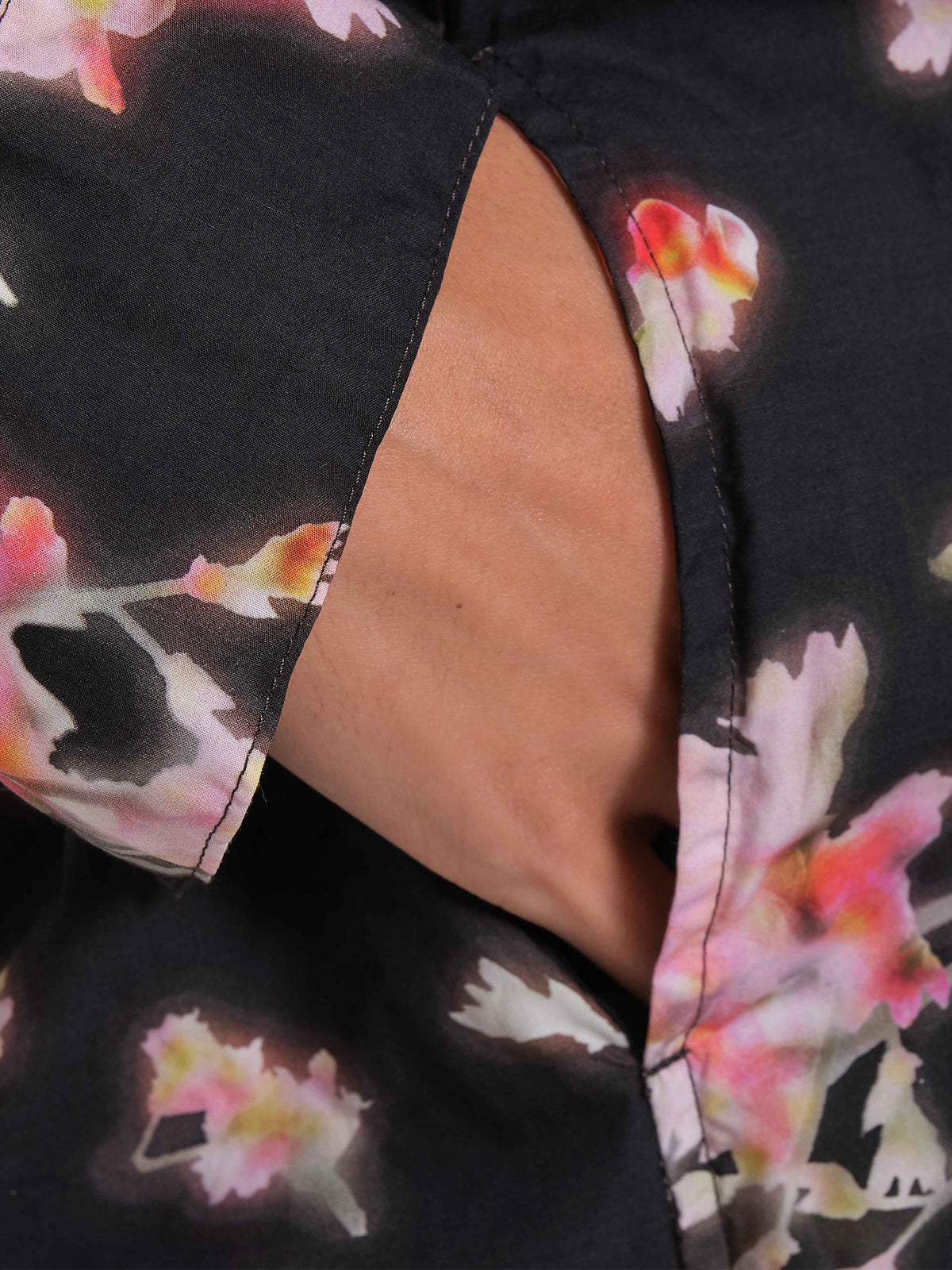 OMEN Oberteil Palma Kurz Popeline Vibrant Bloom am model